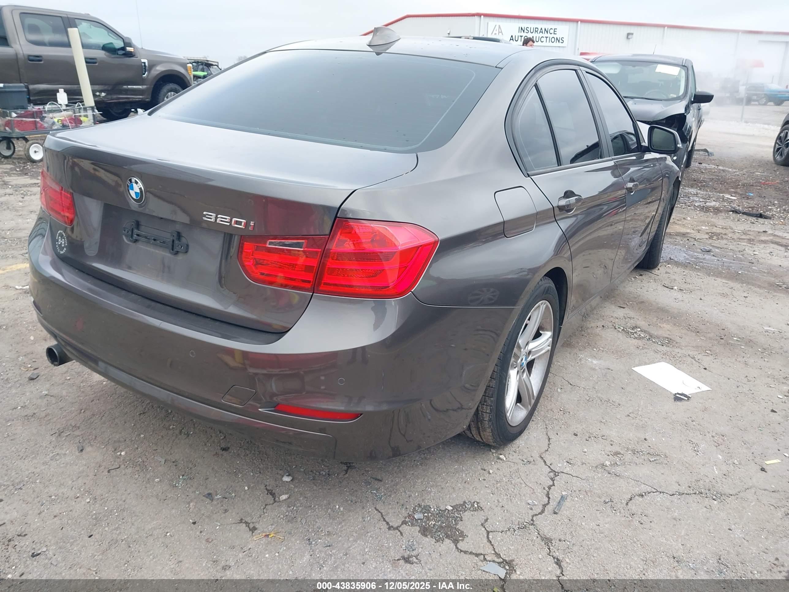 BMW 320I image 4