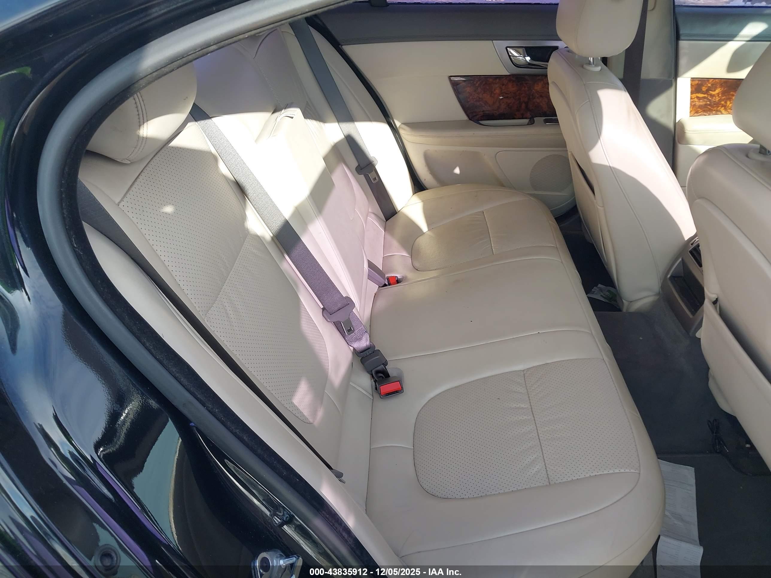 JAGUAR XF image 8