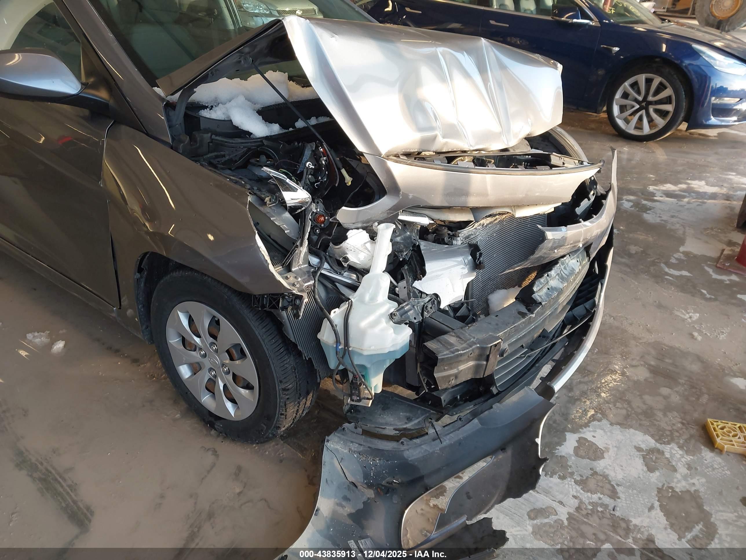 HYUNDAI ACCENT image 6