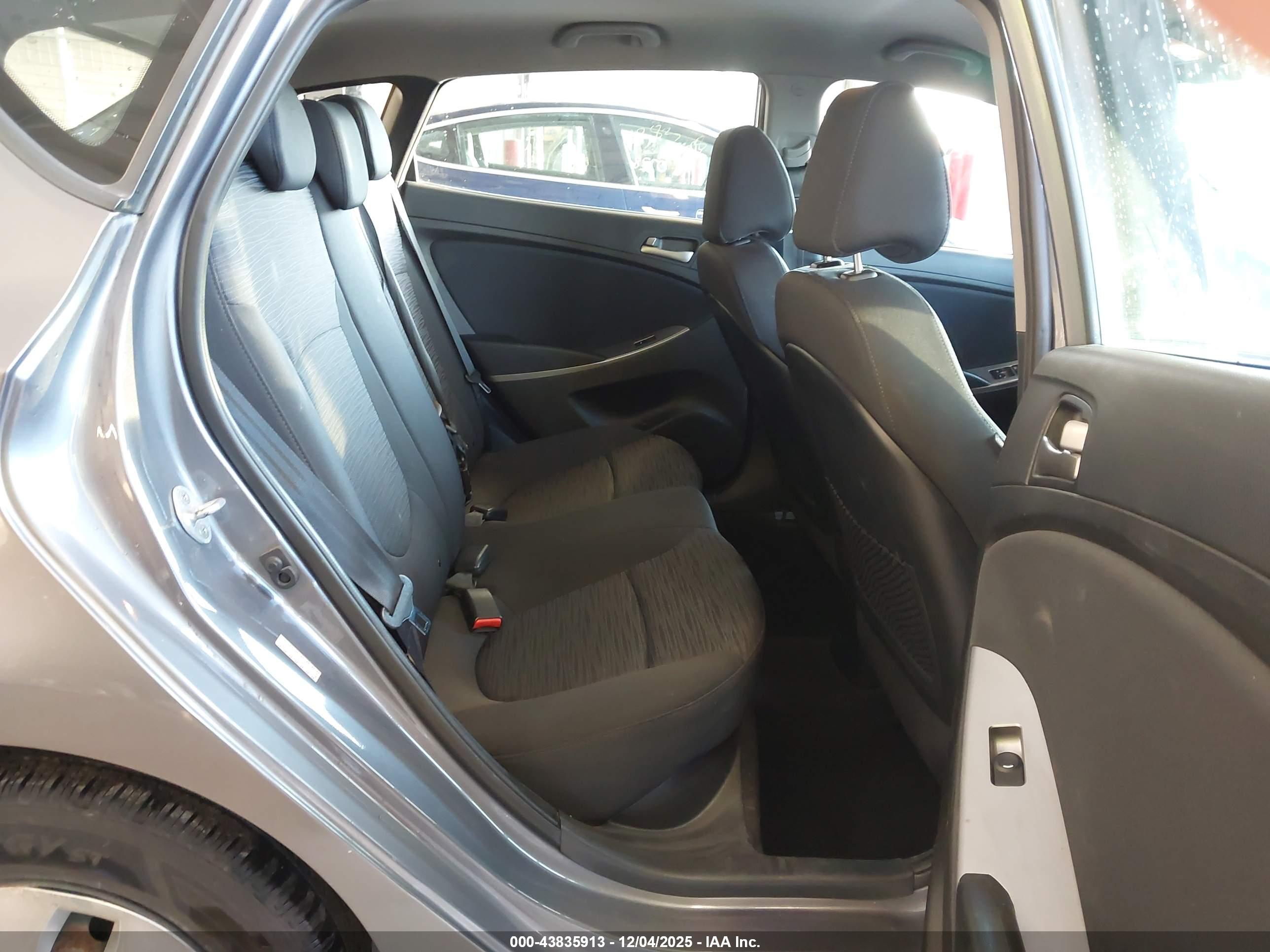 HYUNDAI ACCENT image 8