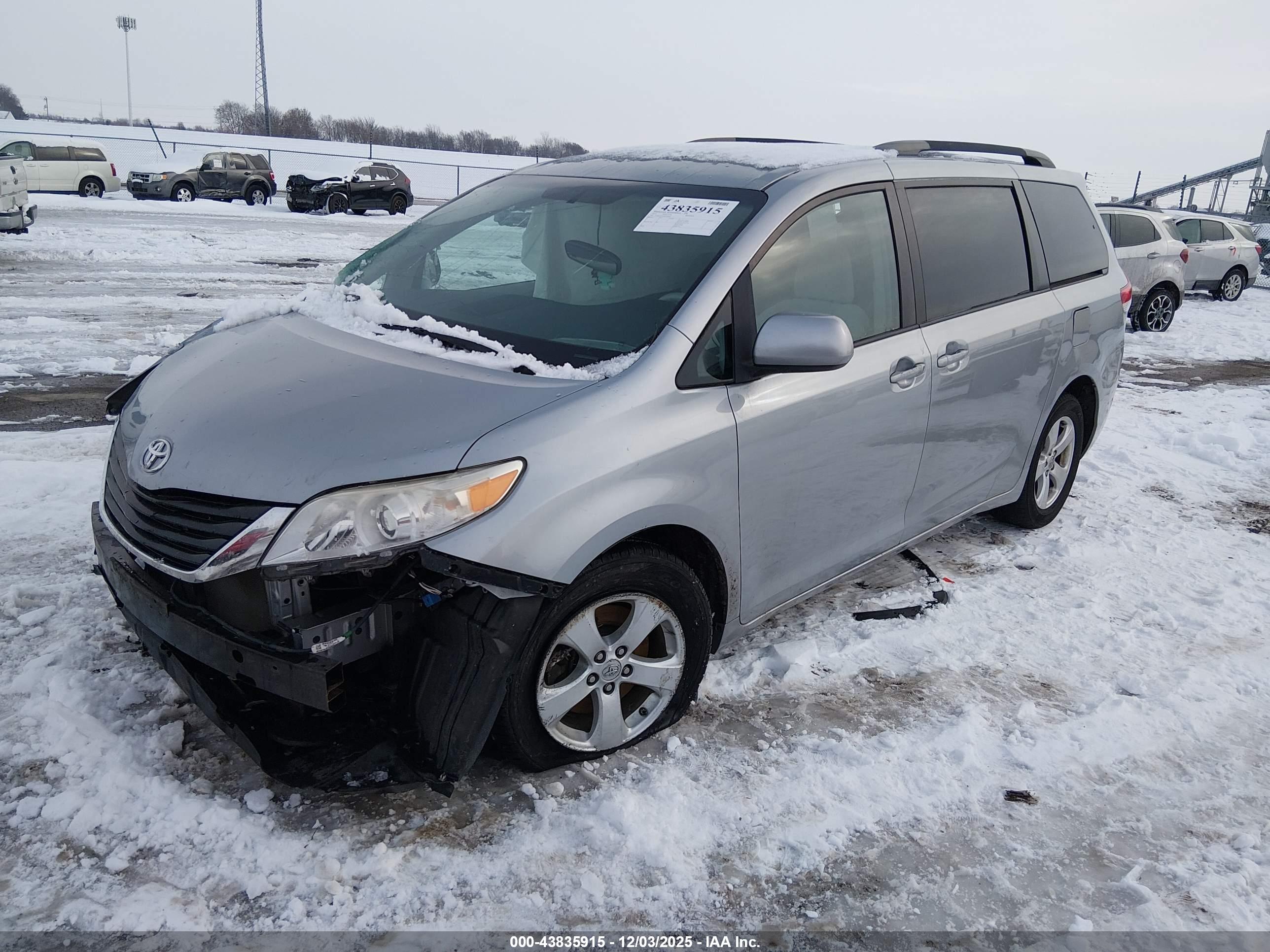TOYOTA SIENNA image 2