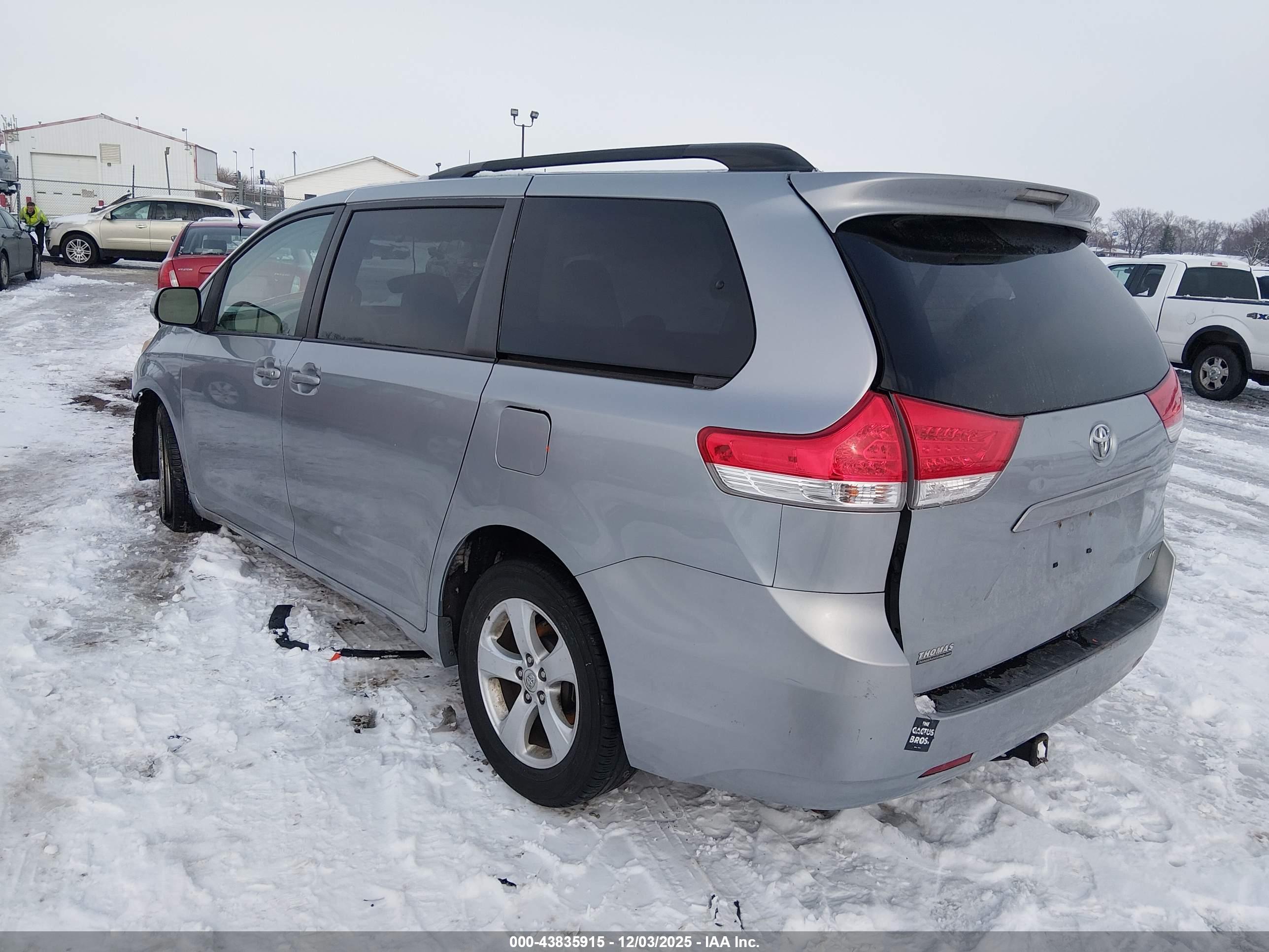 TOYOTA SIENNA image 3