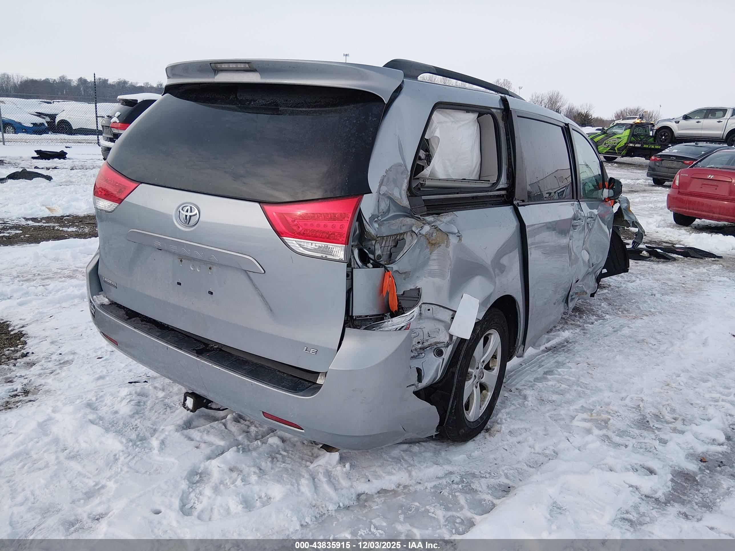 TOYOTA SIENNA image 4