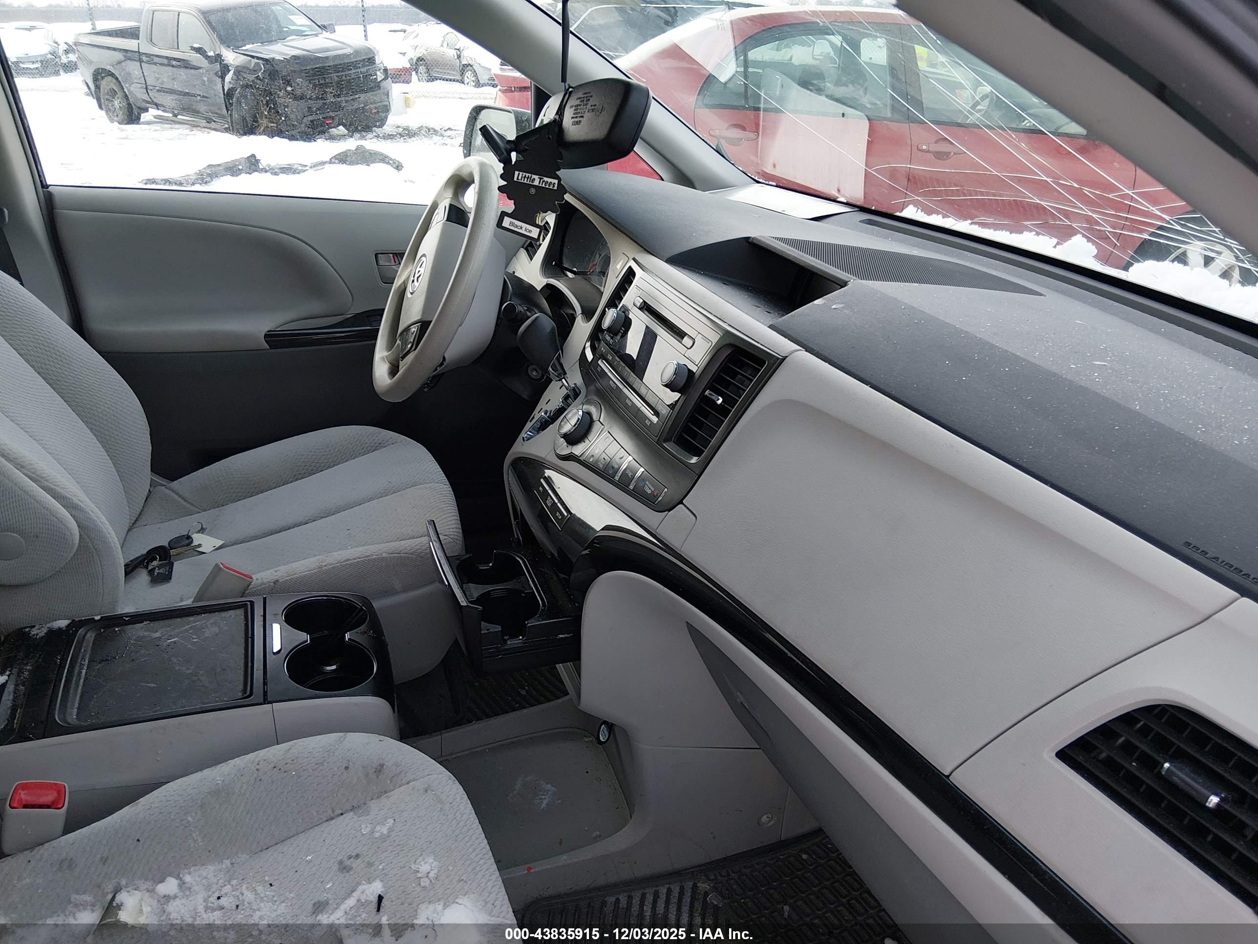TOYOTA SIENNA image 5