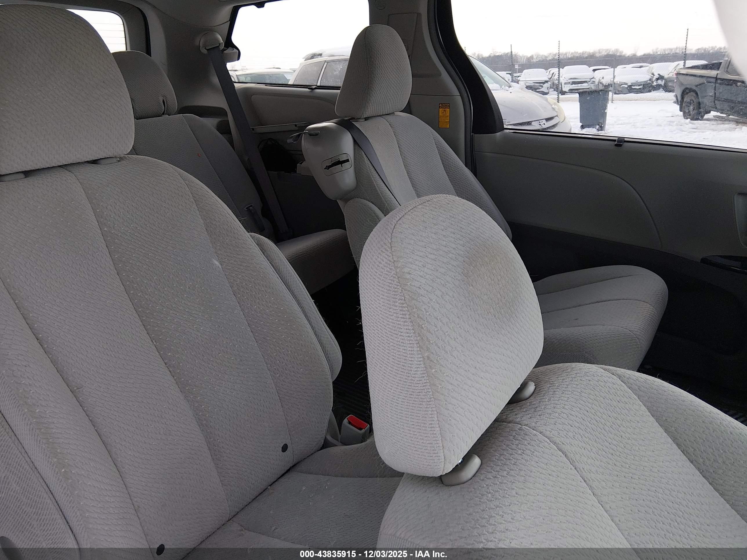 TOYOTA SIENNA image 8