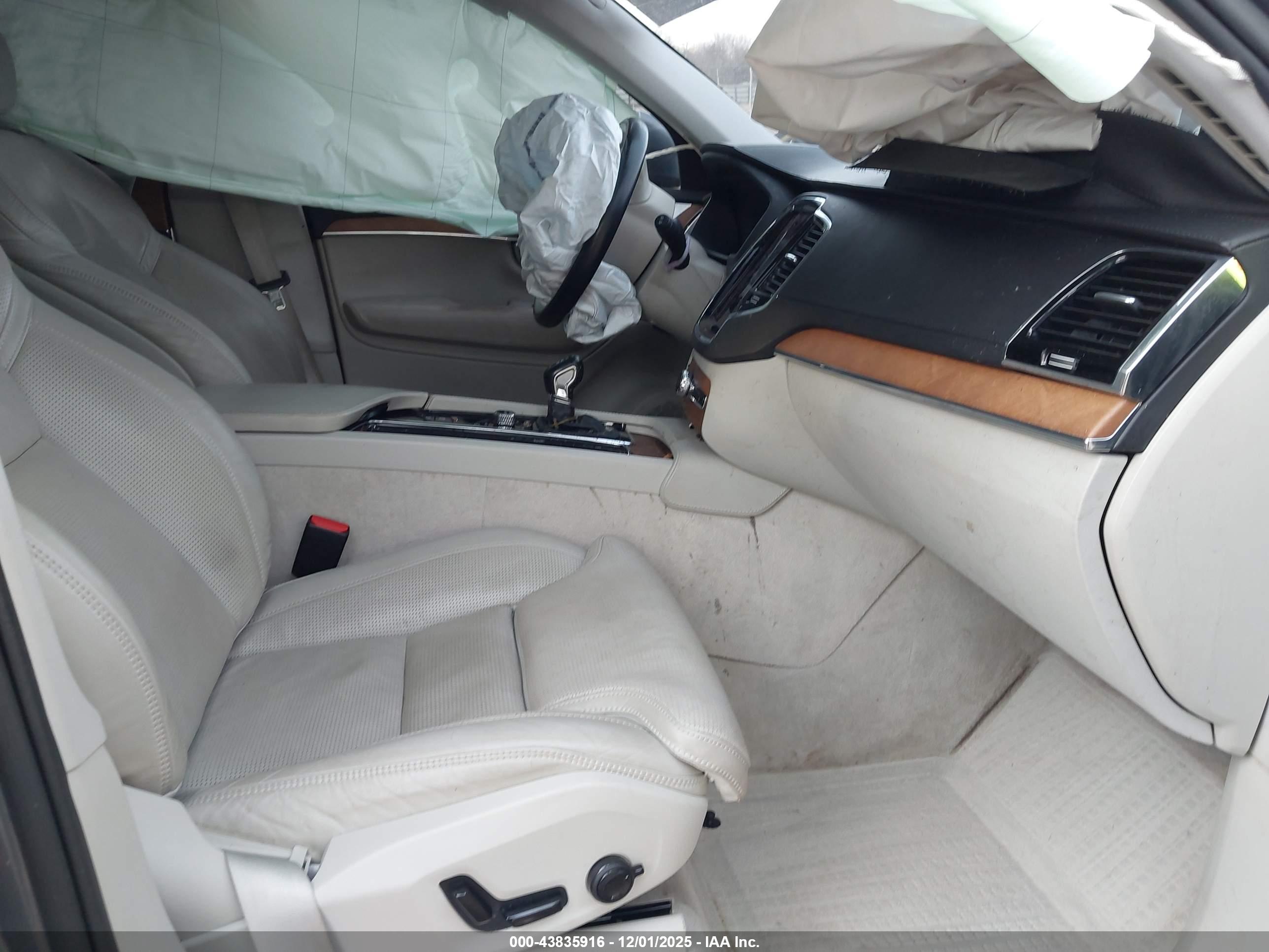 VOLVO XC90 image 5