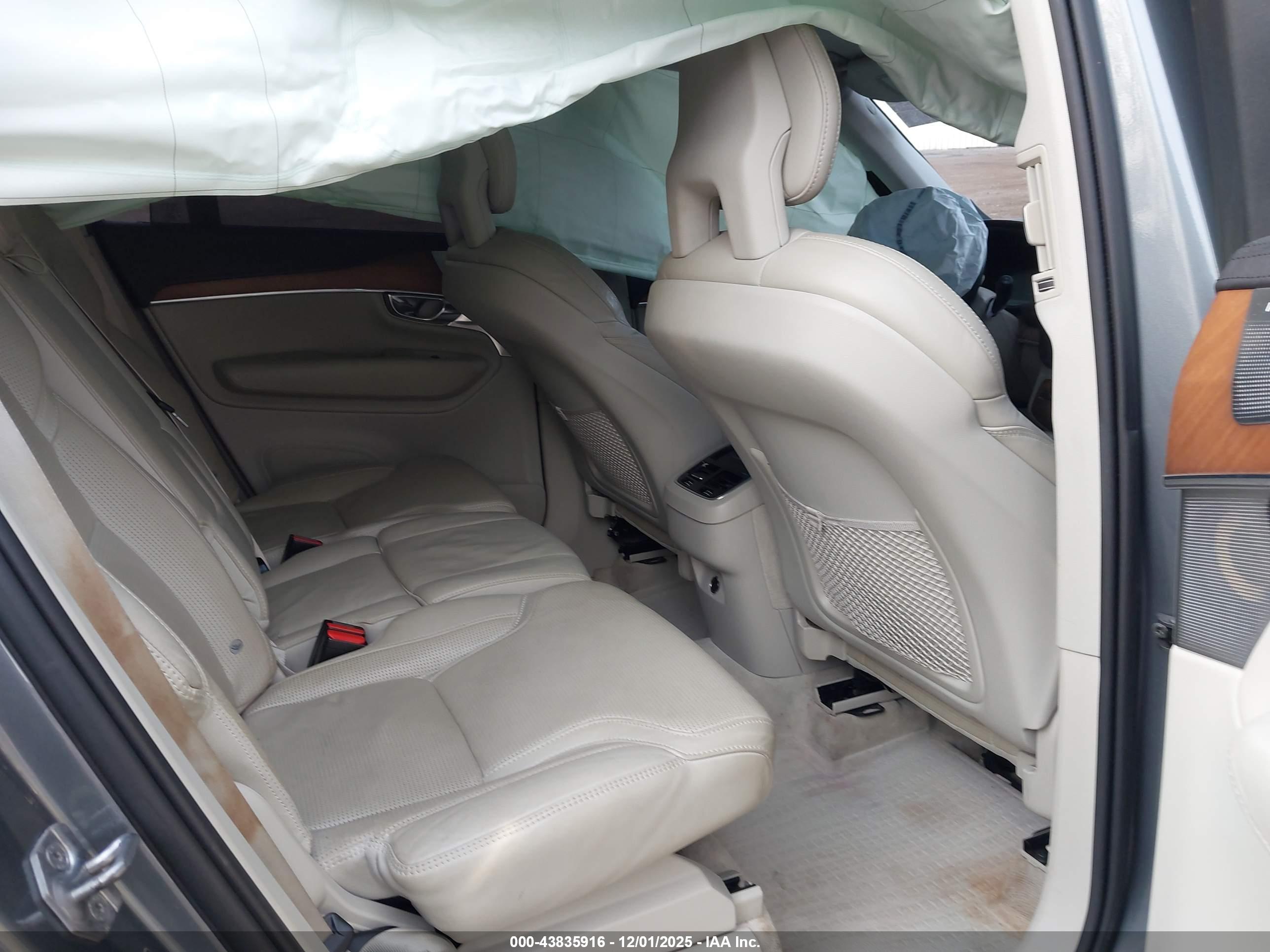 VOLVO XC90 image 8