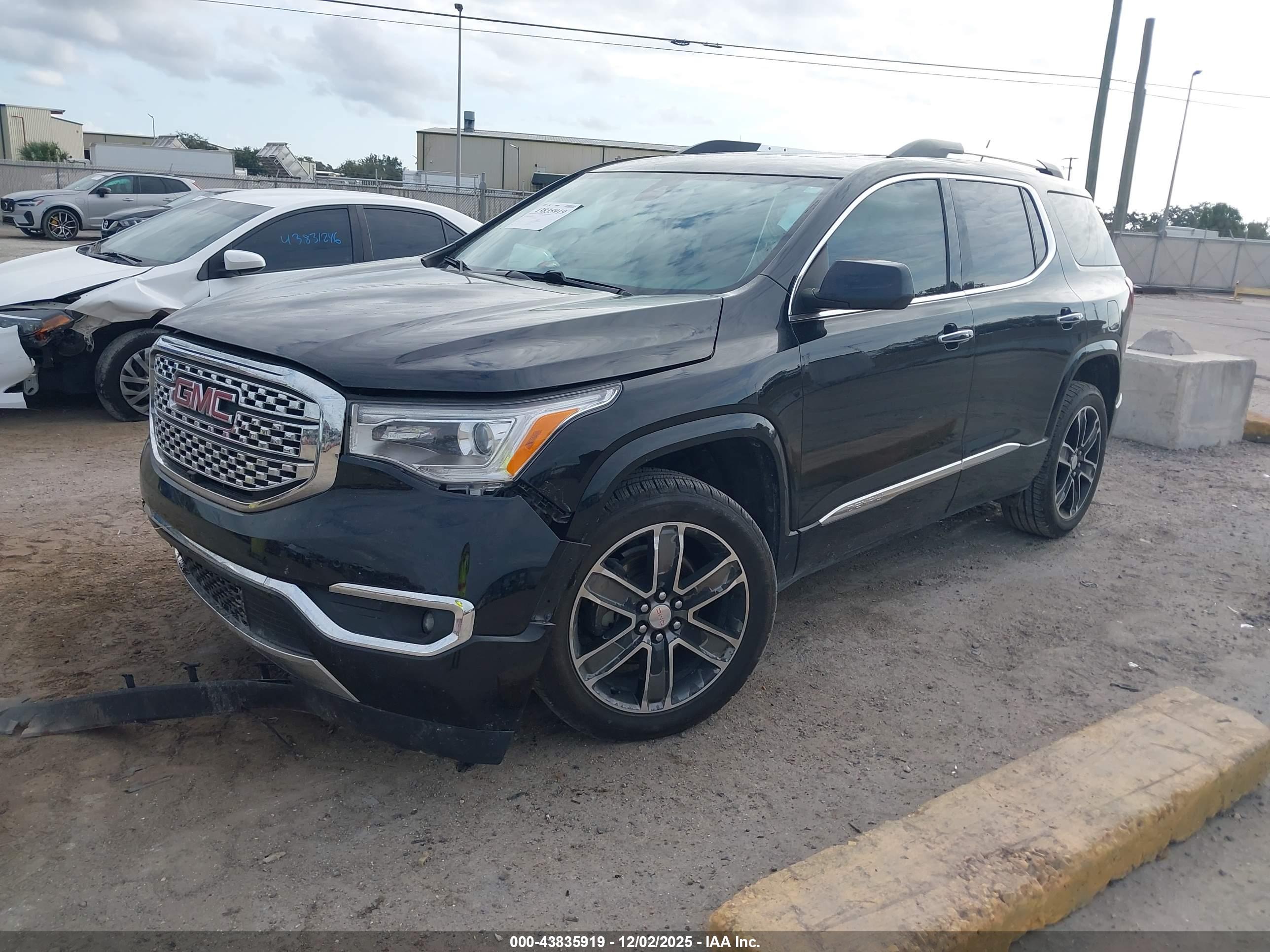 GMC ACADIA image 2