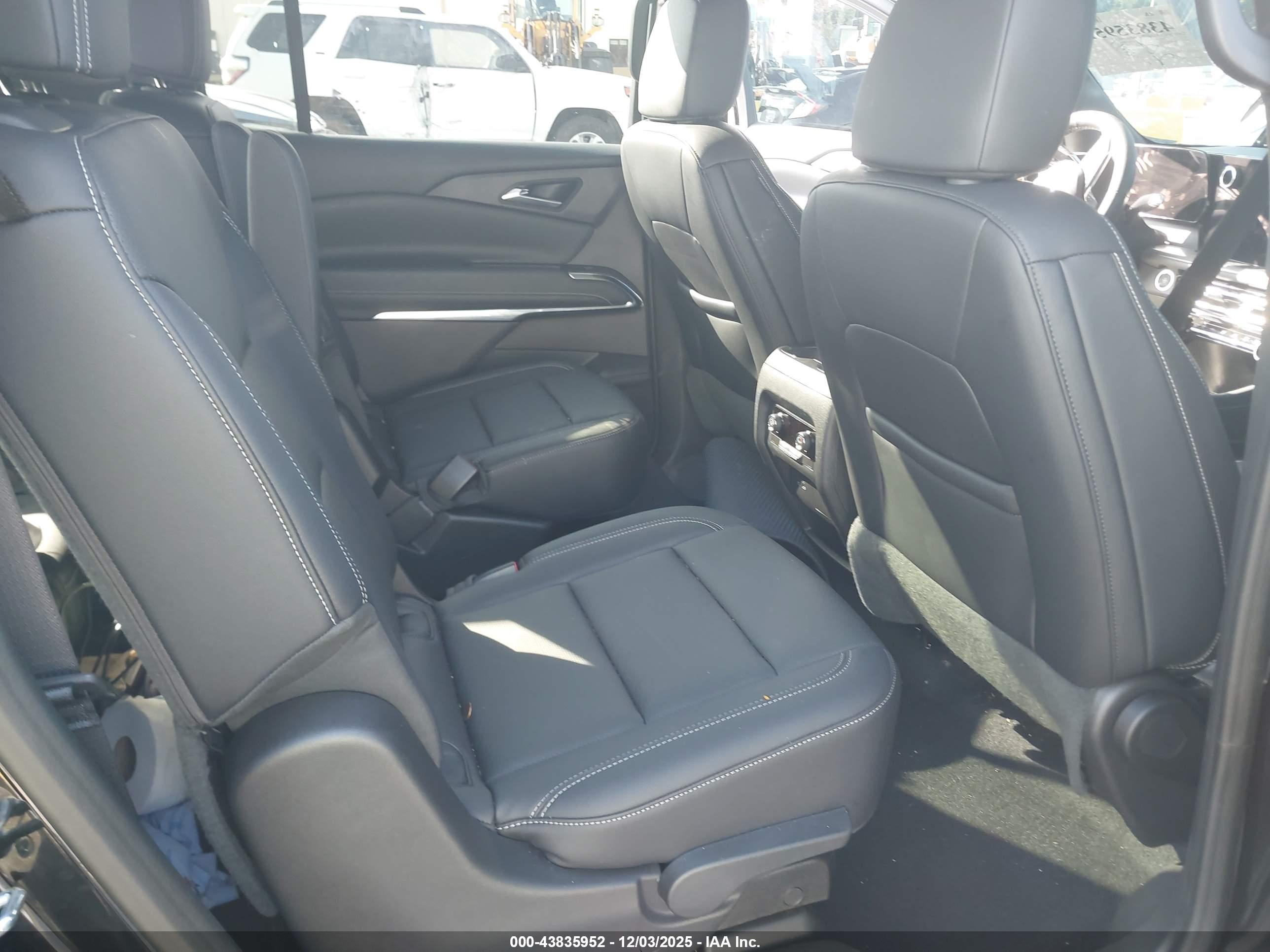 CHEVROLET TRAVERSE image 8