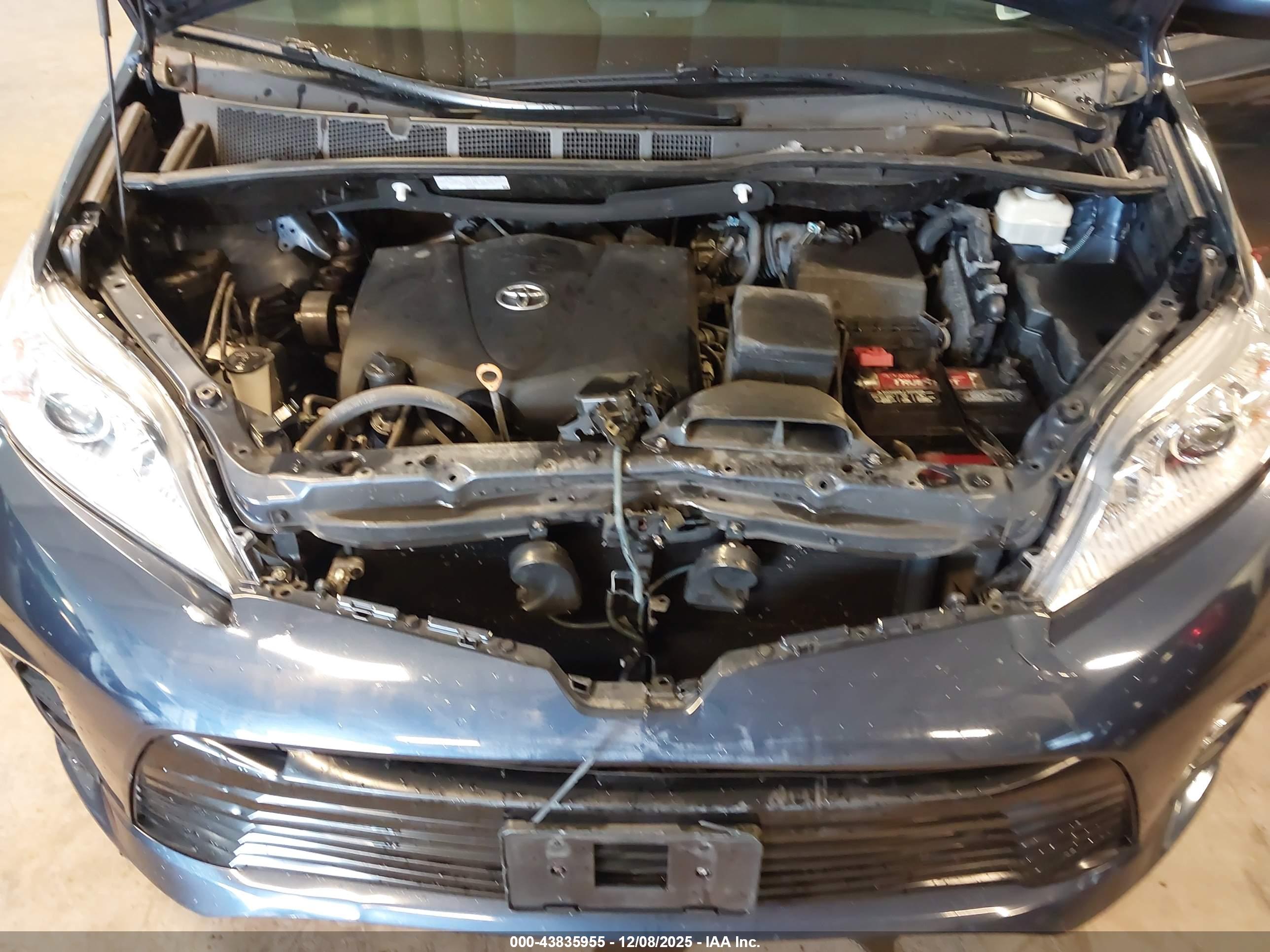 TOYOTA SIENNA image 10