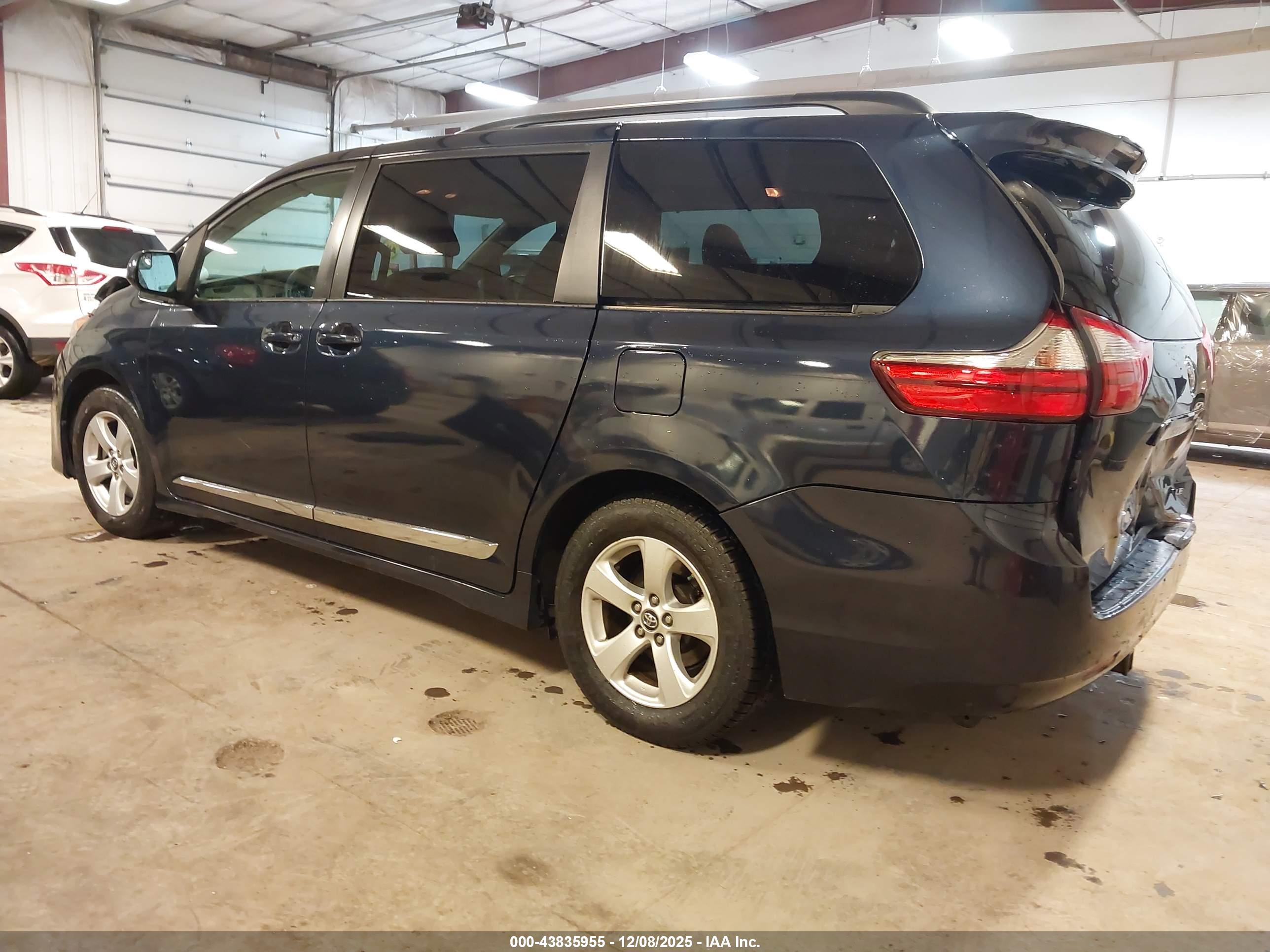 TOYOTA SIENNA image 3