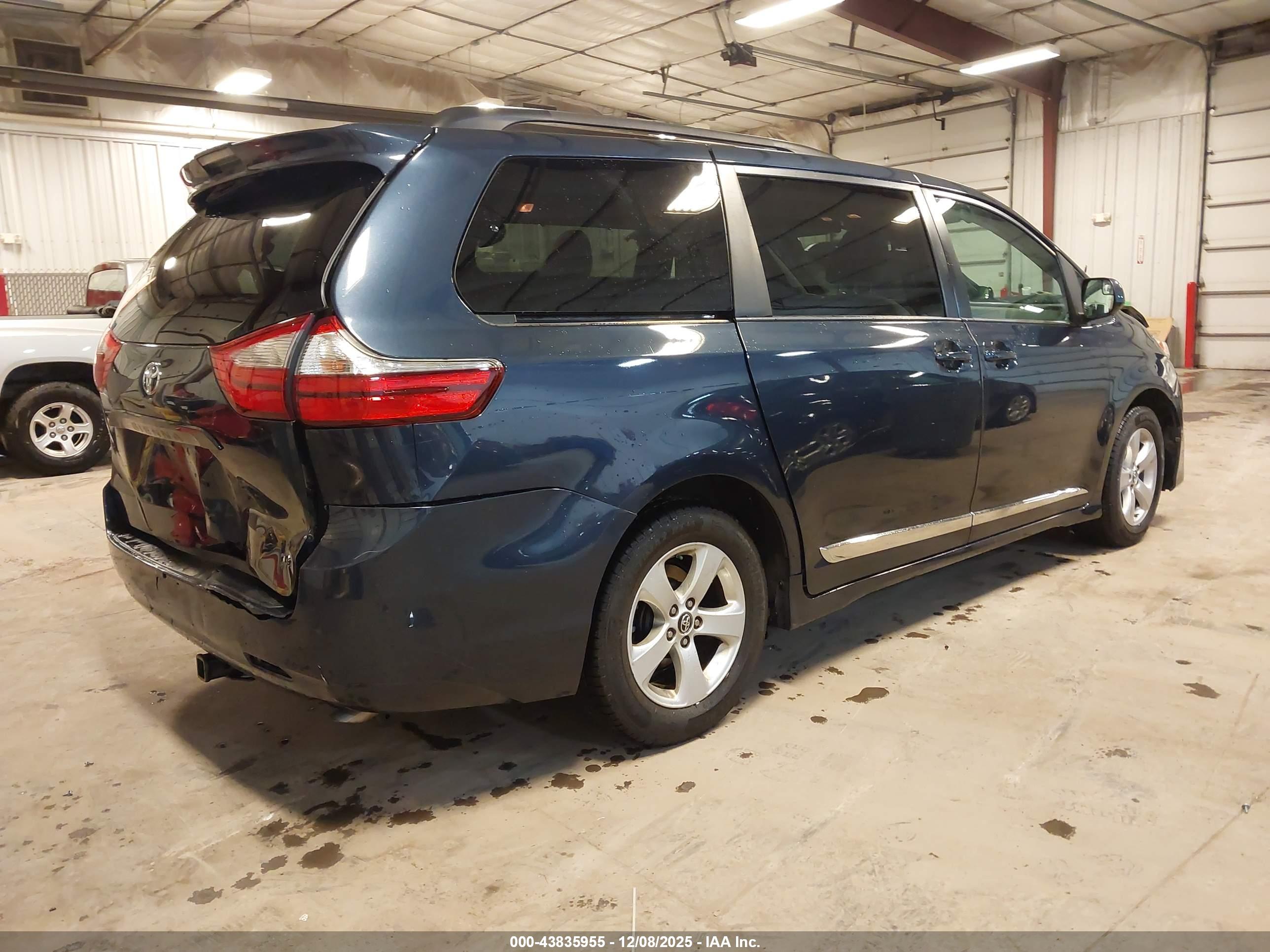 TOYOTA SIENNA image 4