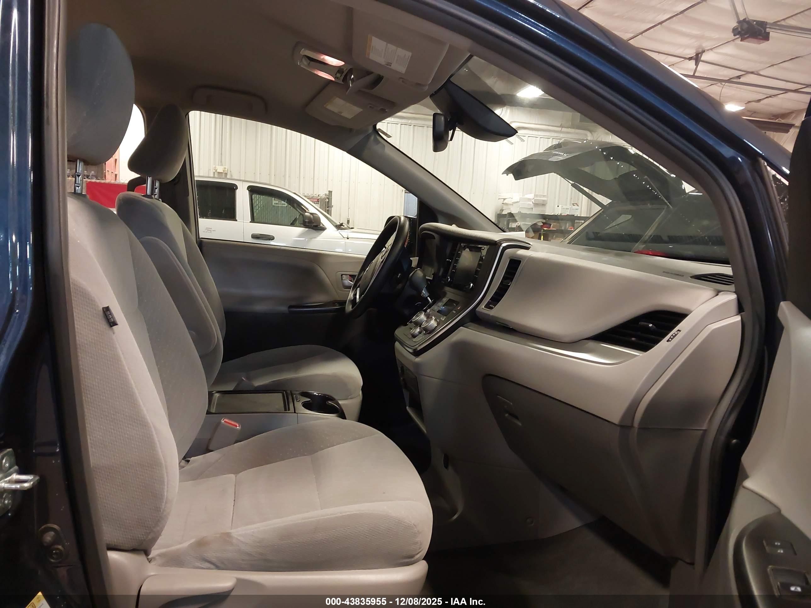 TOYOTA SIENNA image 5
