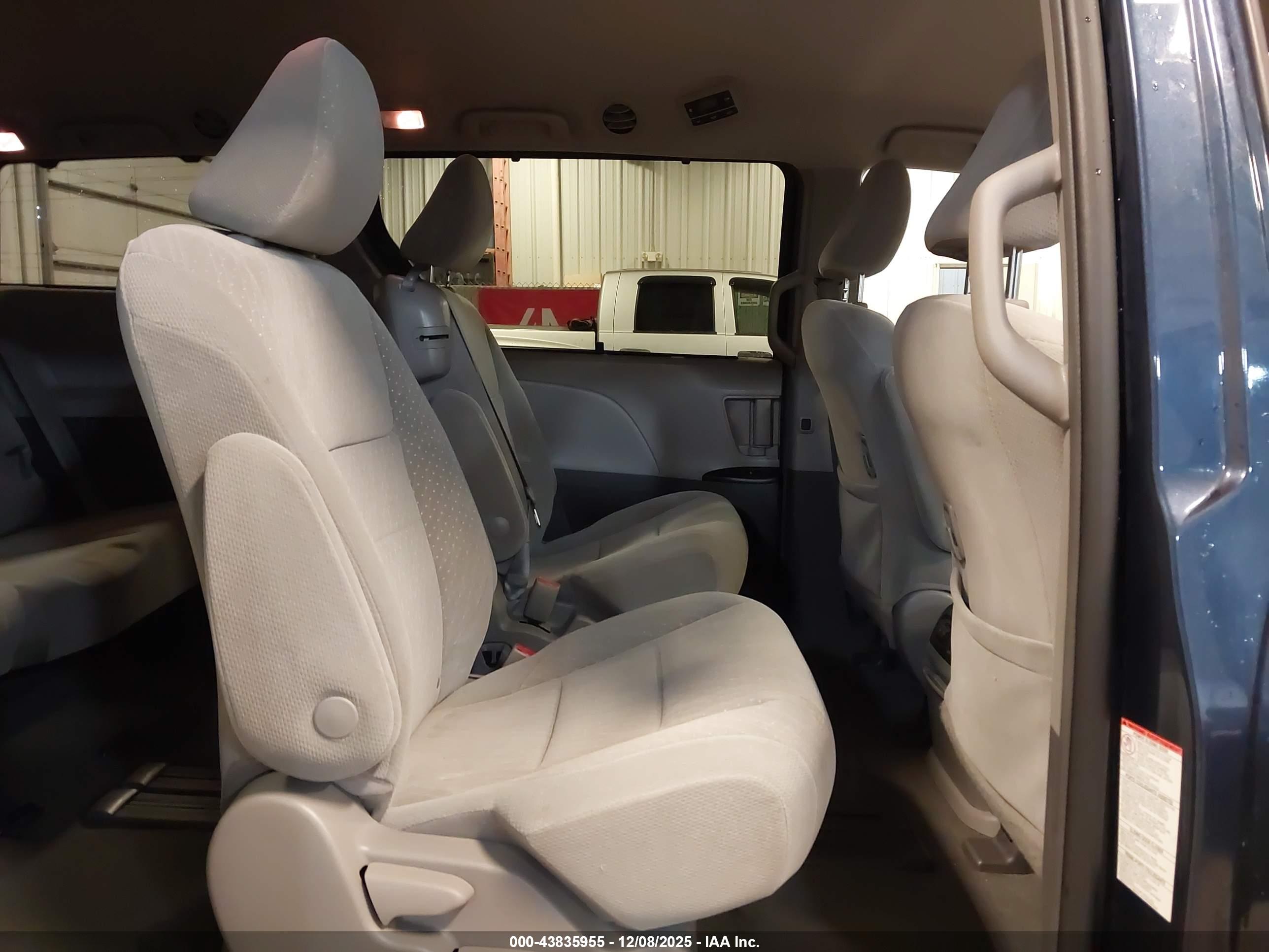 TOYOTA SIENNA image 8