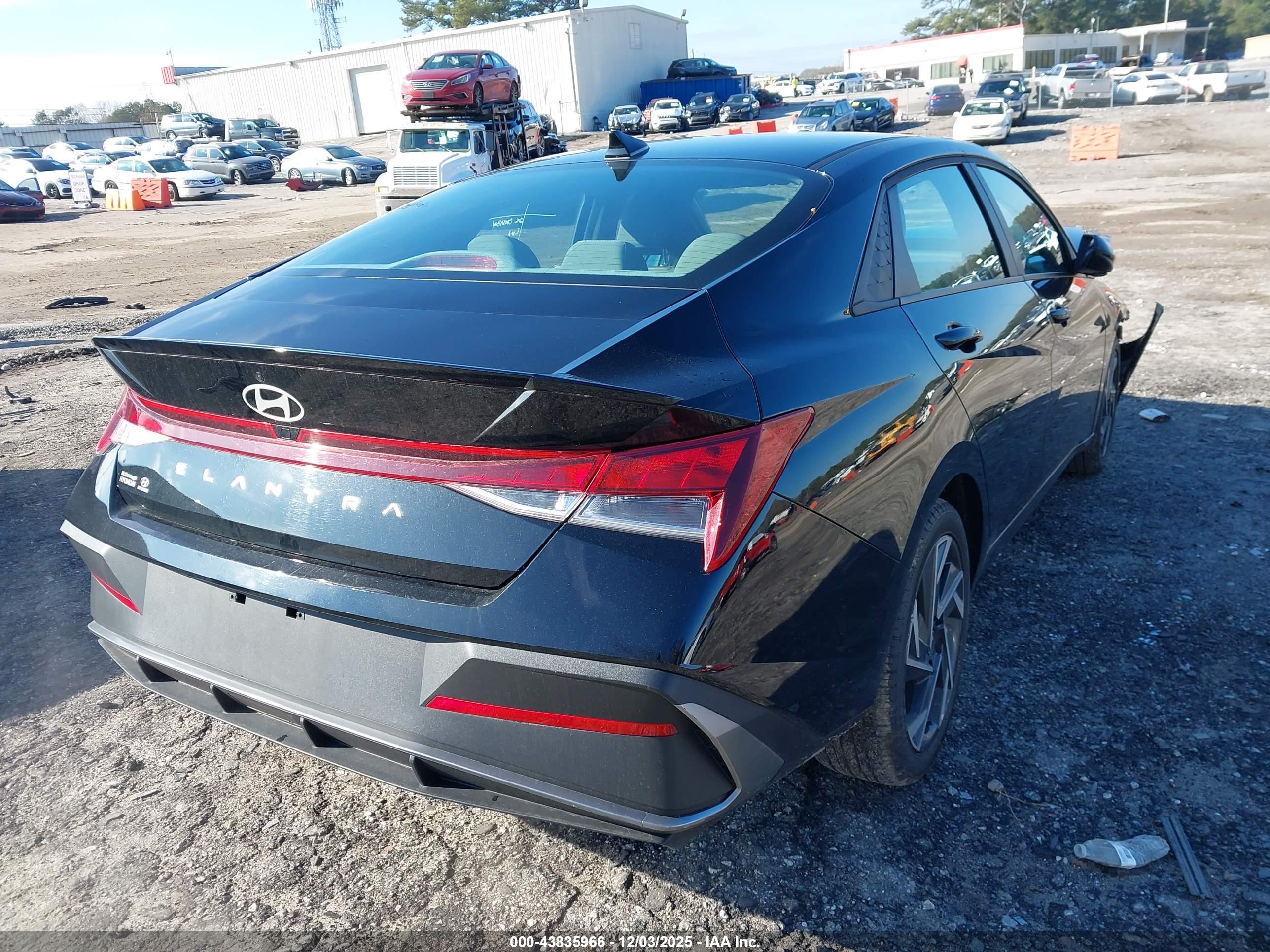 HYUNDAI ELANTRA image 4