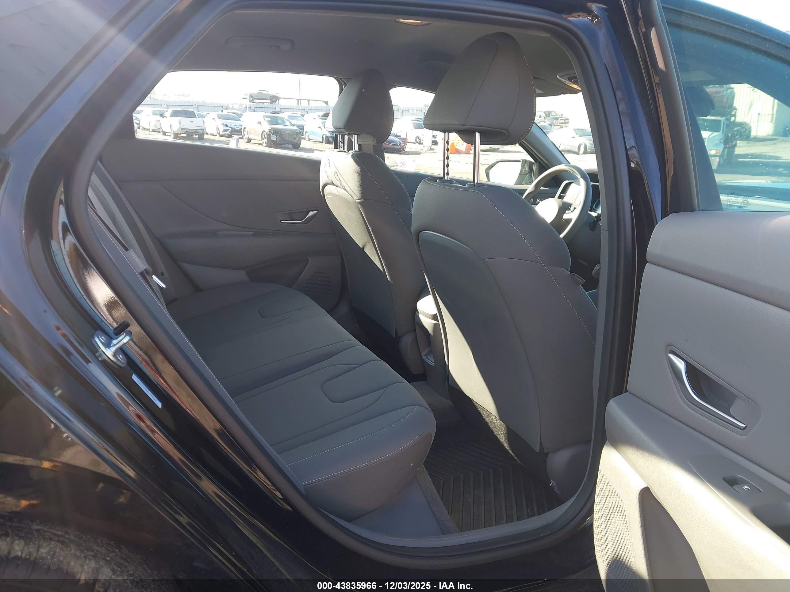 HYUNDAI ELANTRA image 8