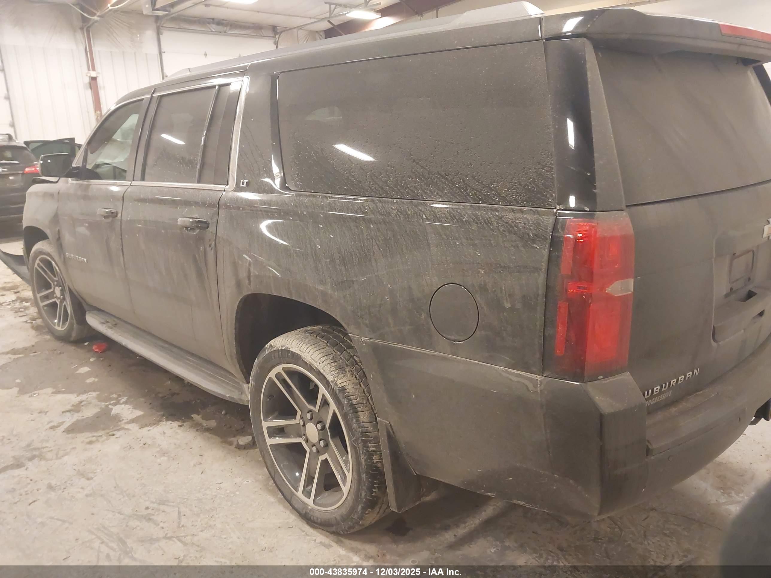CHEVROLET SUBURBAN image 3