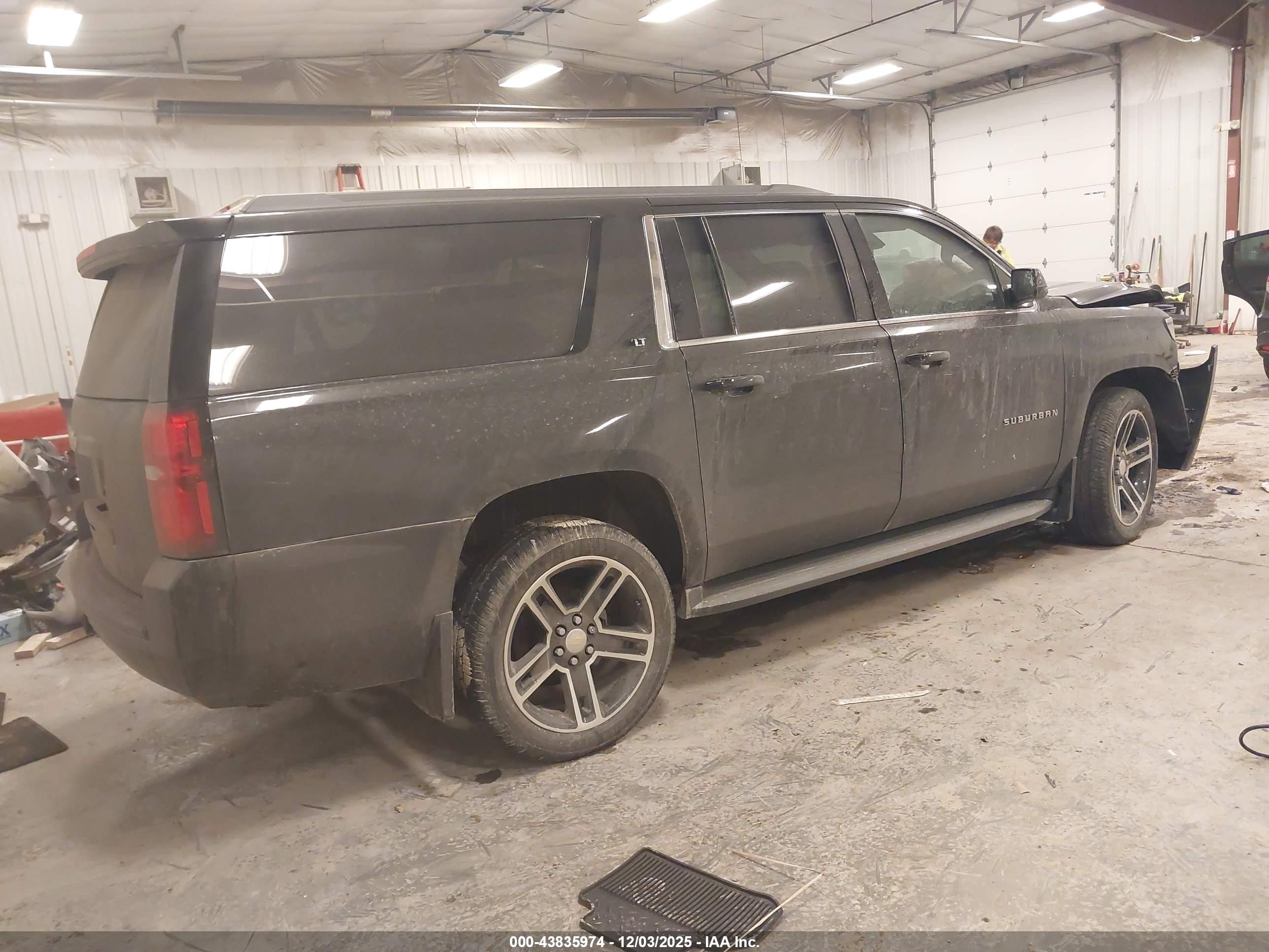 CHEVROLET SUBURBAN image 4