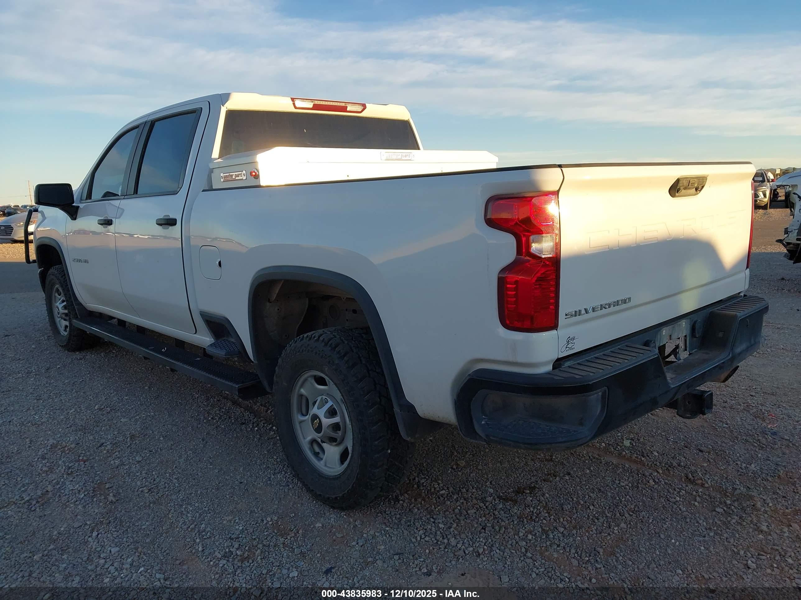 CHEVROLET SILVERADO image 3