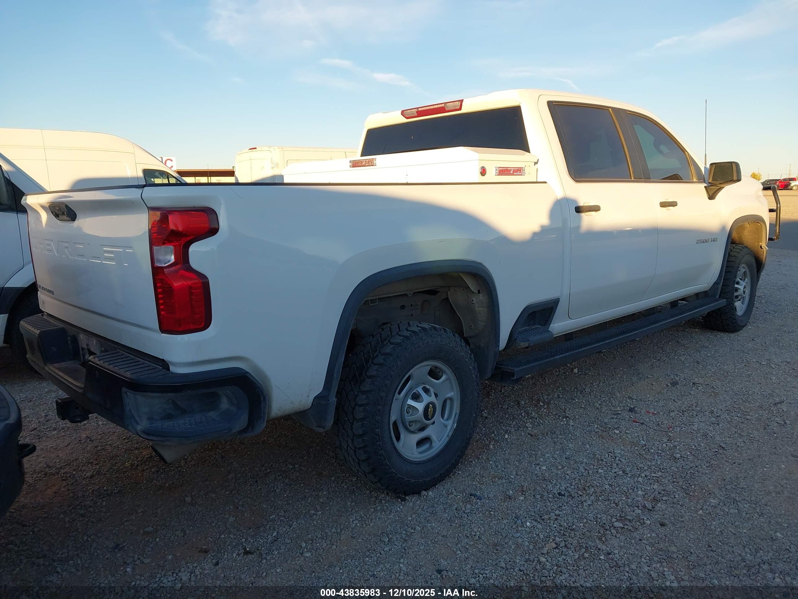 CHEVROLET SILVERADO image 4