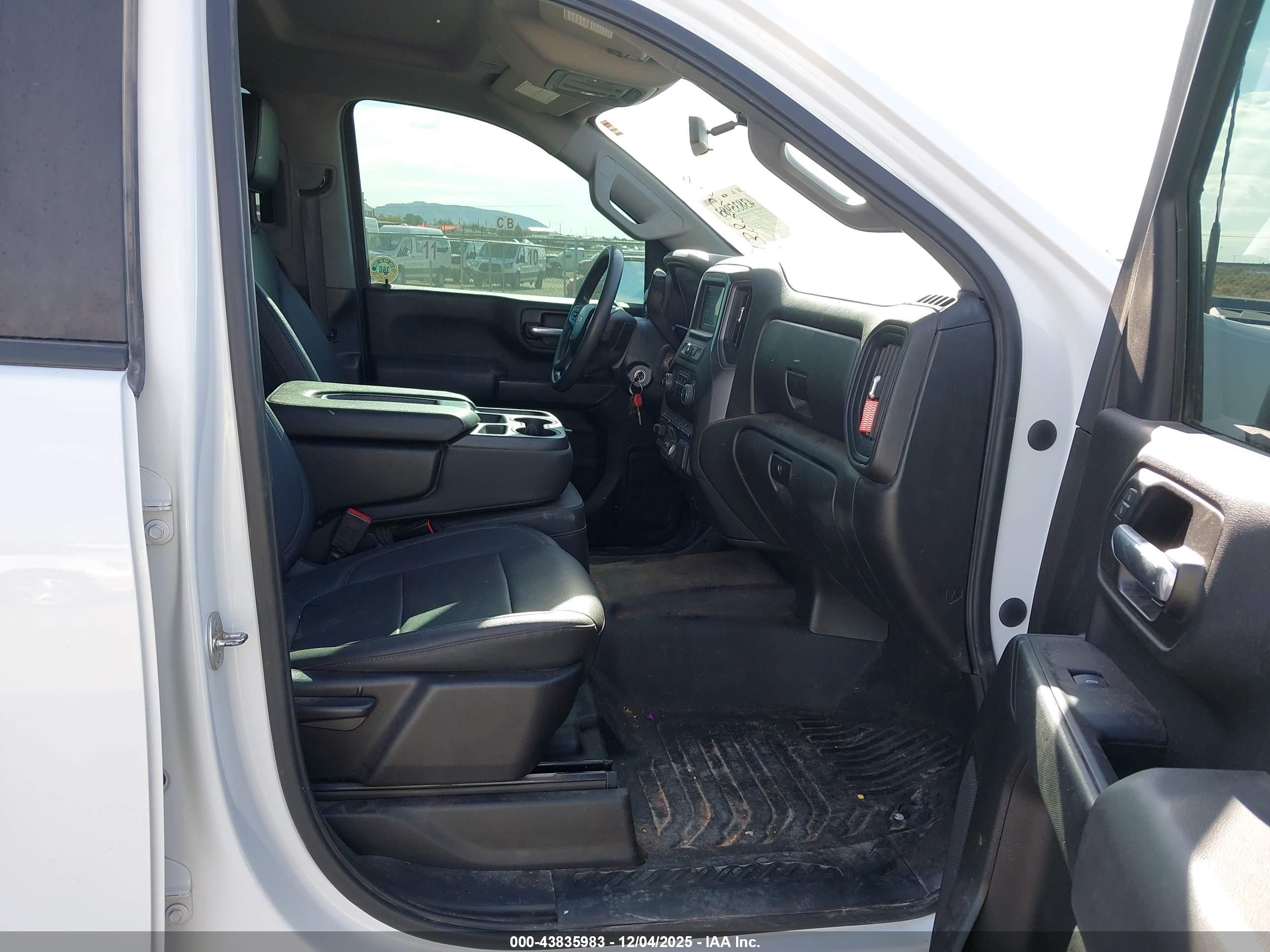CHEVROLET SILVERADO image 5