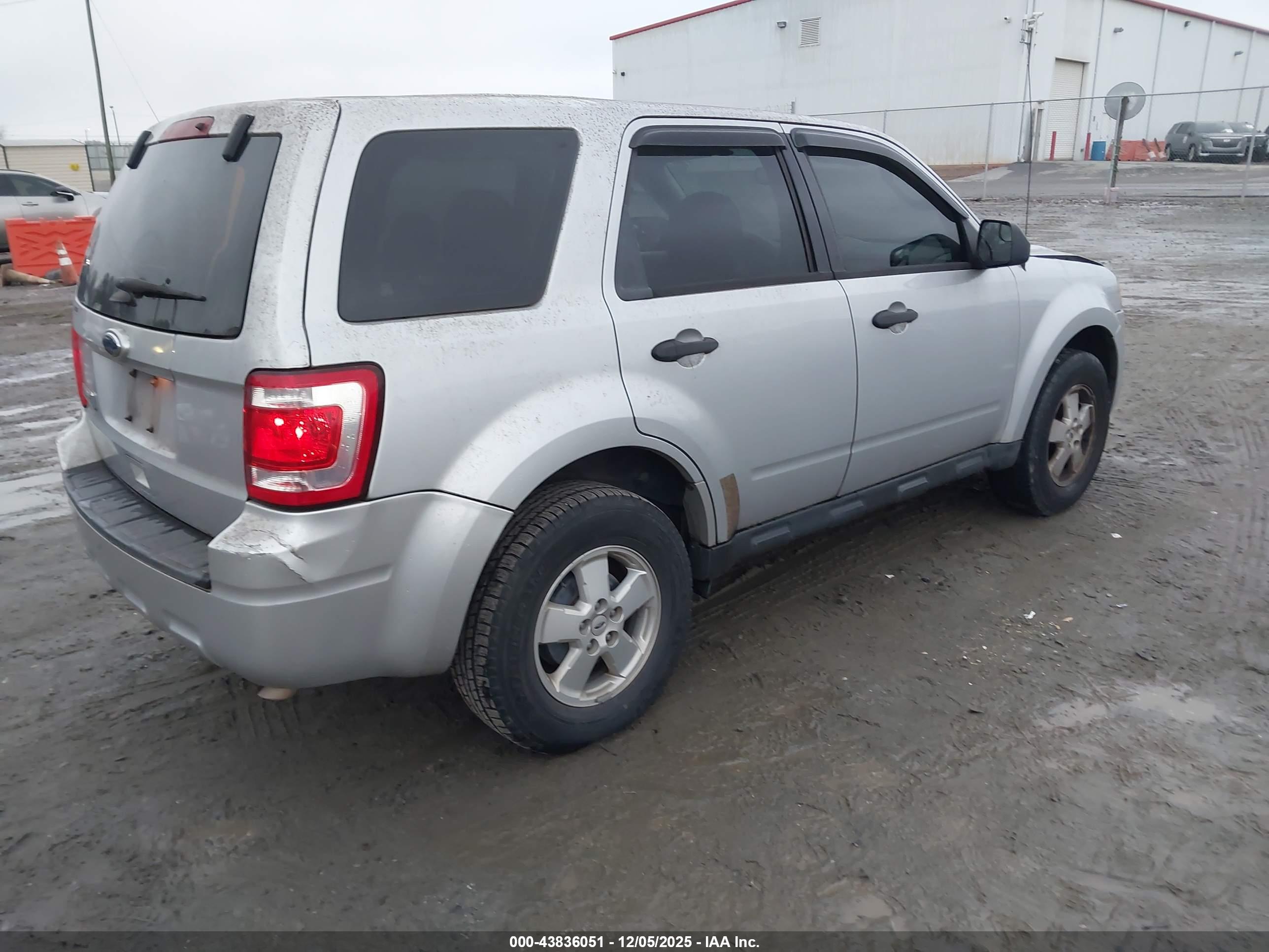 FORD ESCAPE image 4