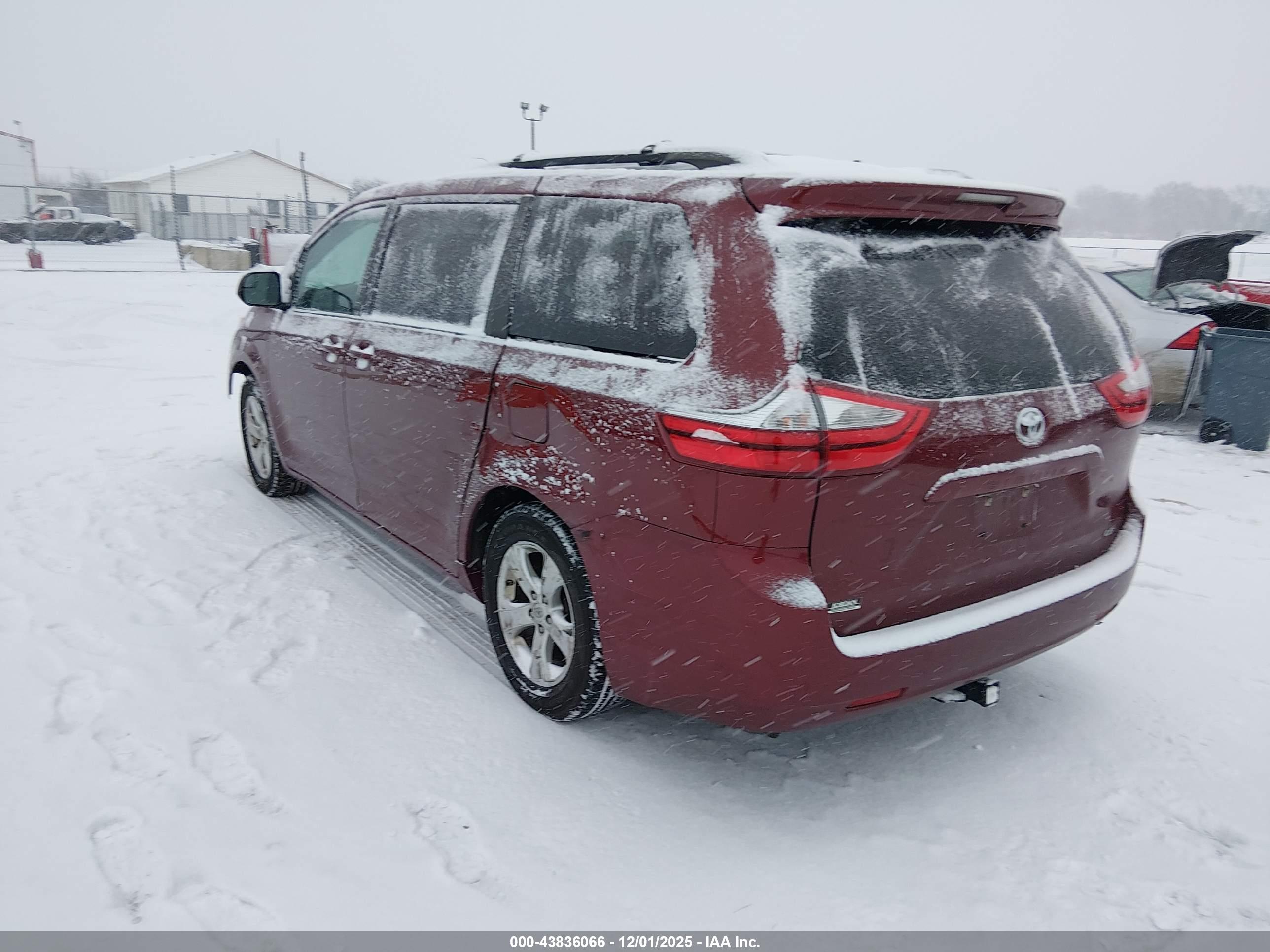 TOYOTA SIENNA image 3