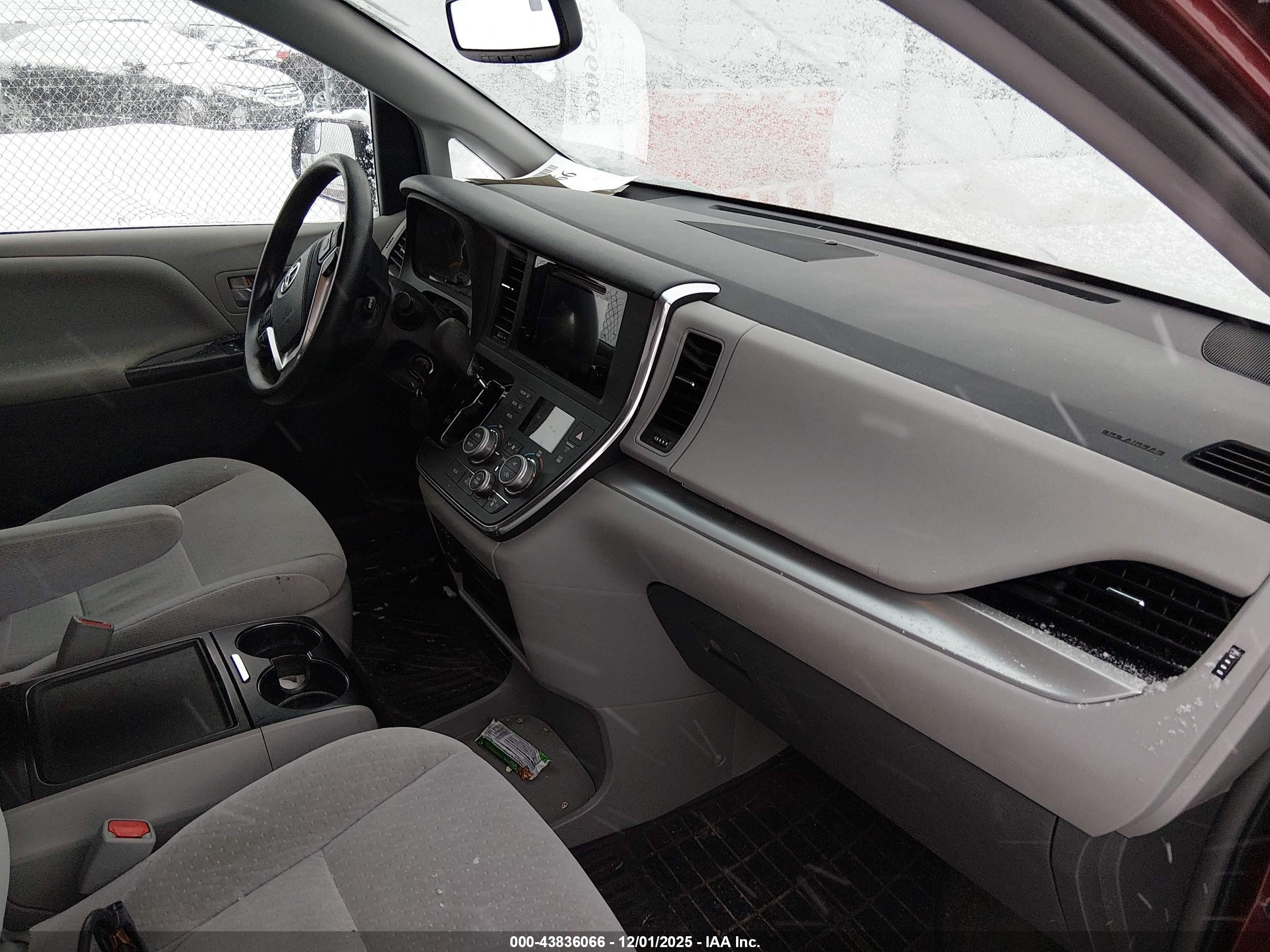 TOYOTA SIENNA image 5