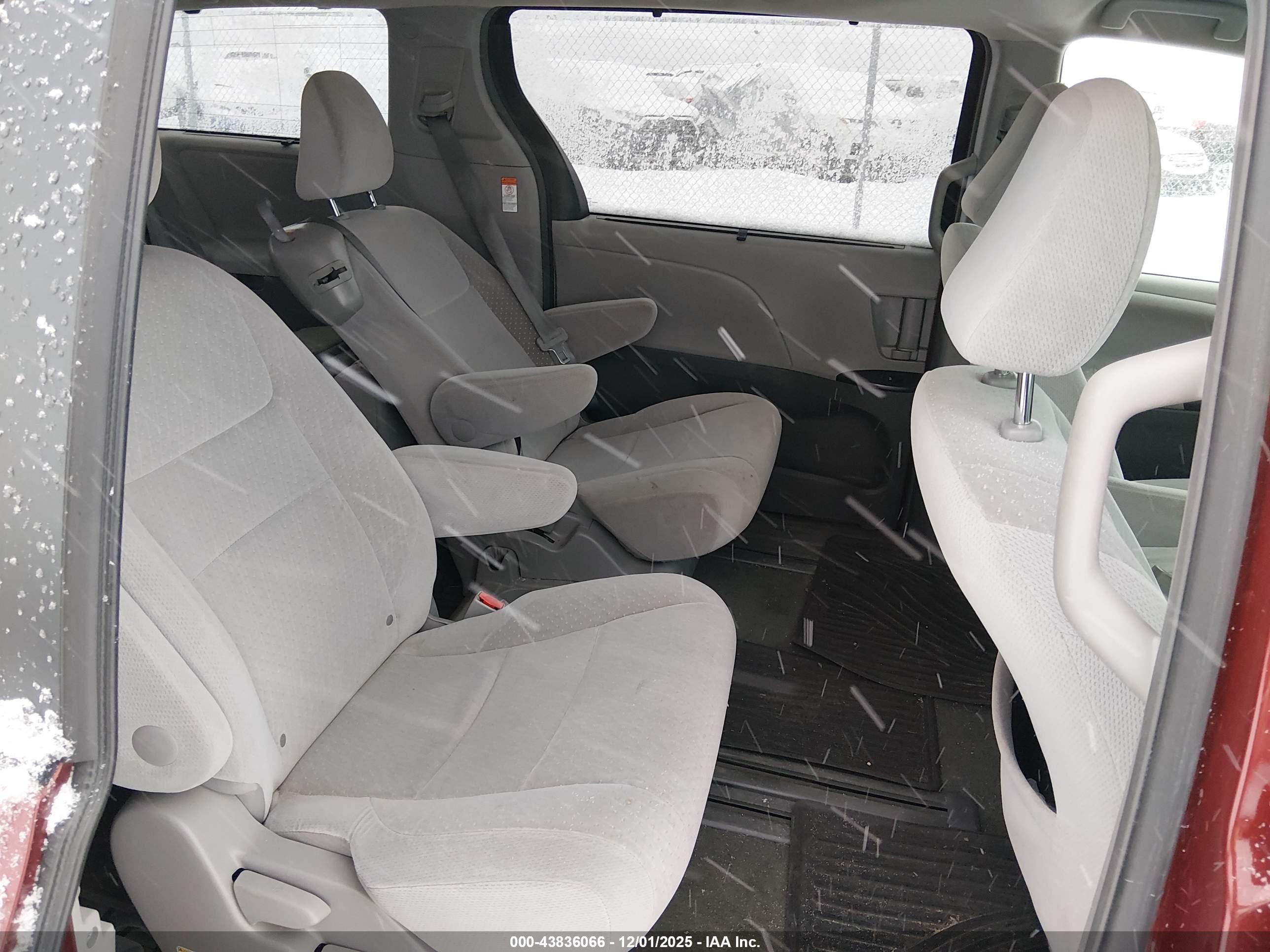TOYOTA SIENNA image 8