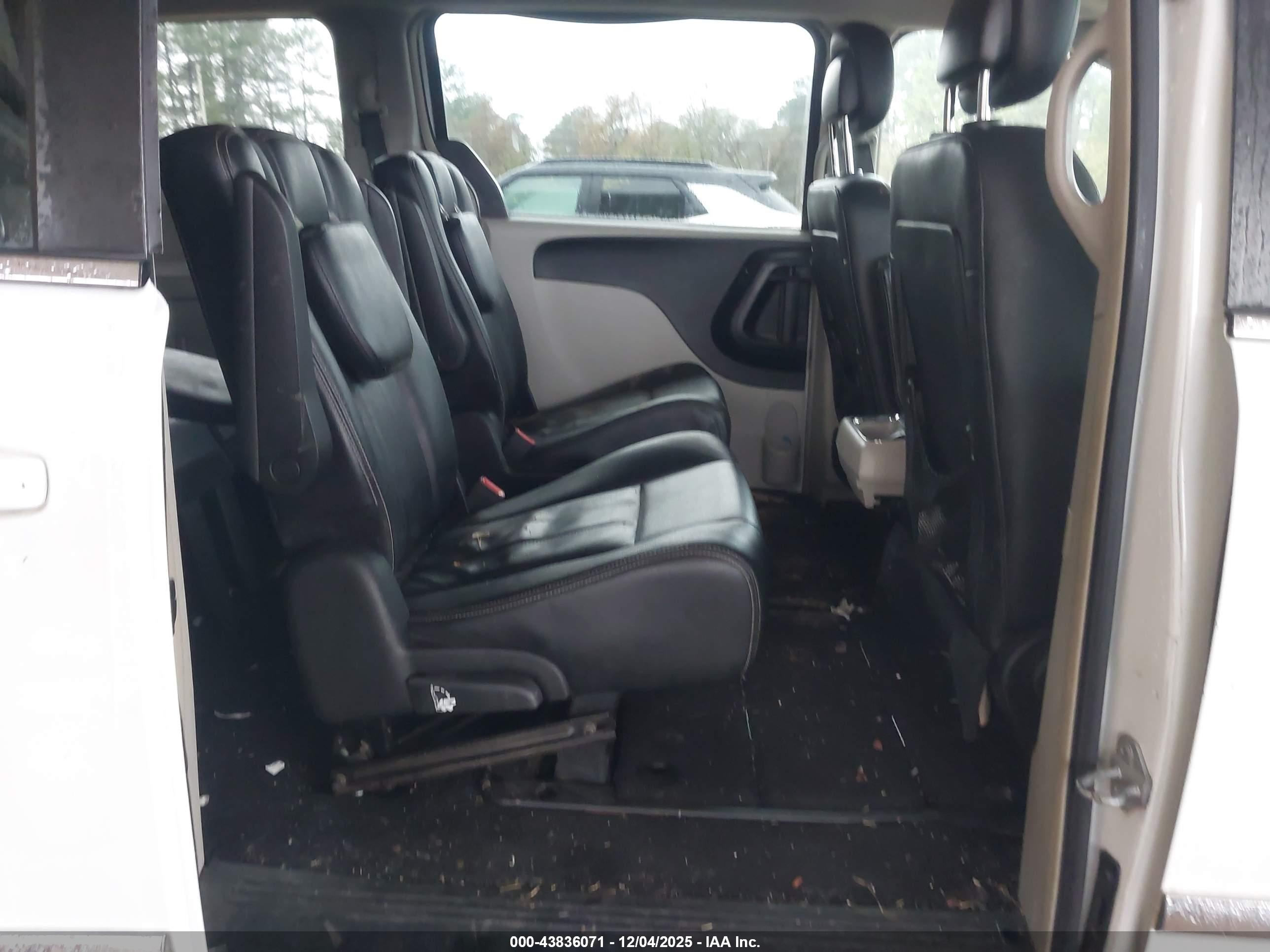 CHRYSLER TOWN image 8