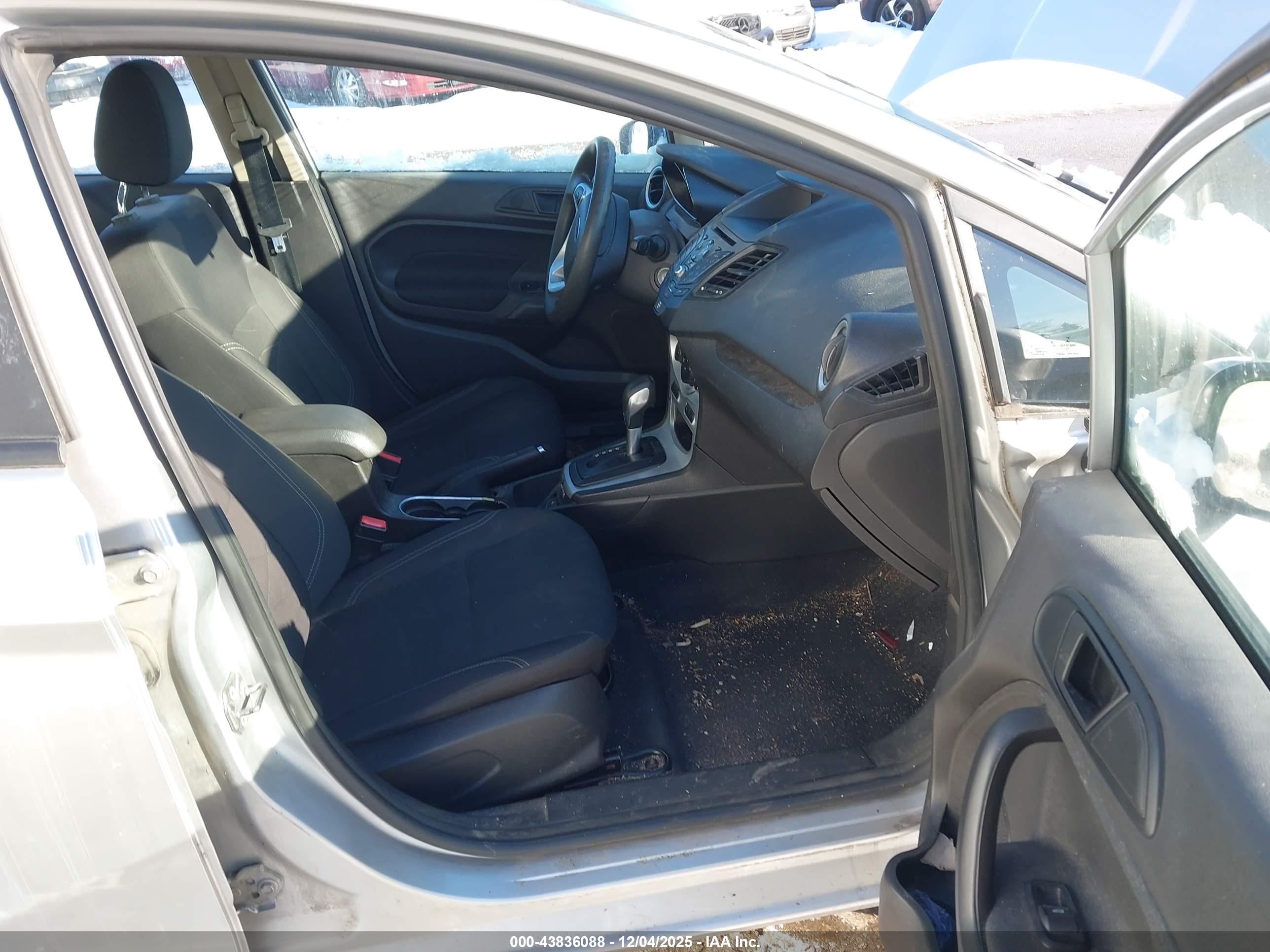 FORD FIESTA image 5