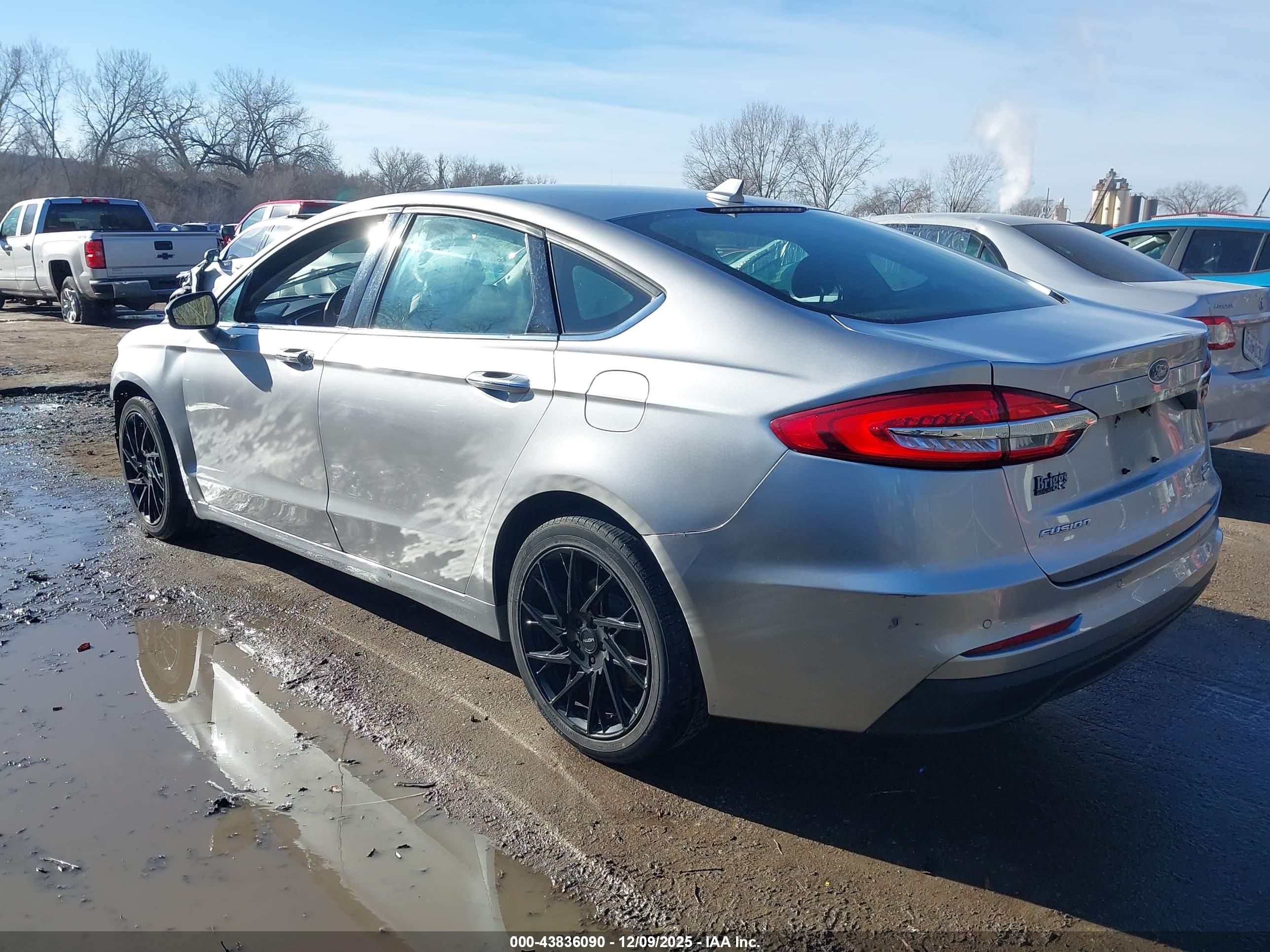FORD FUSION image 3