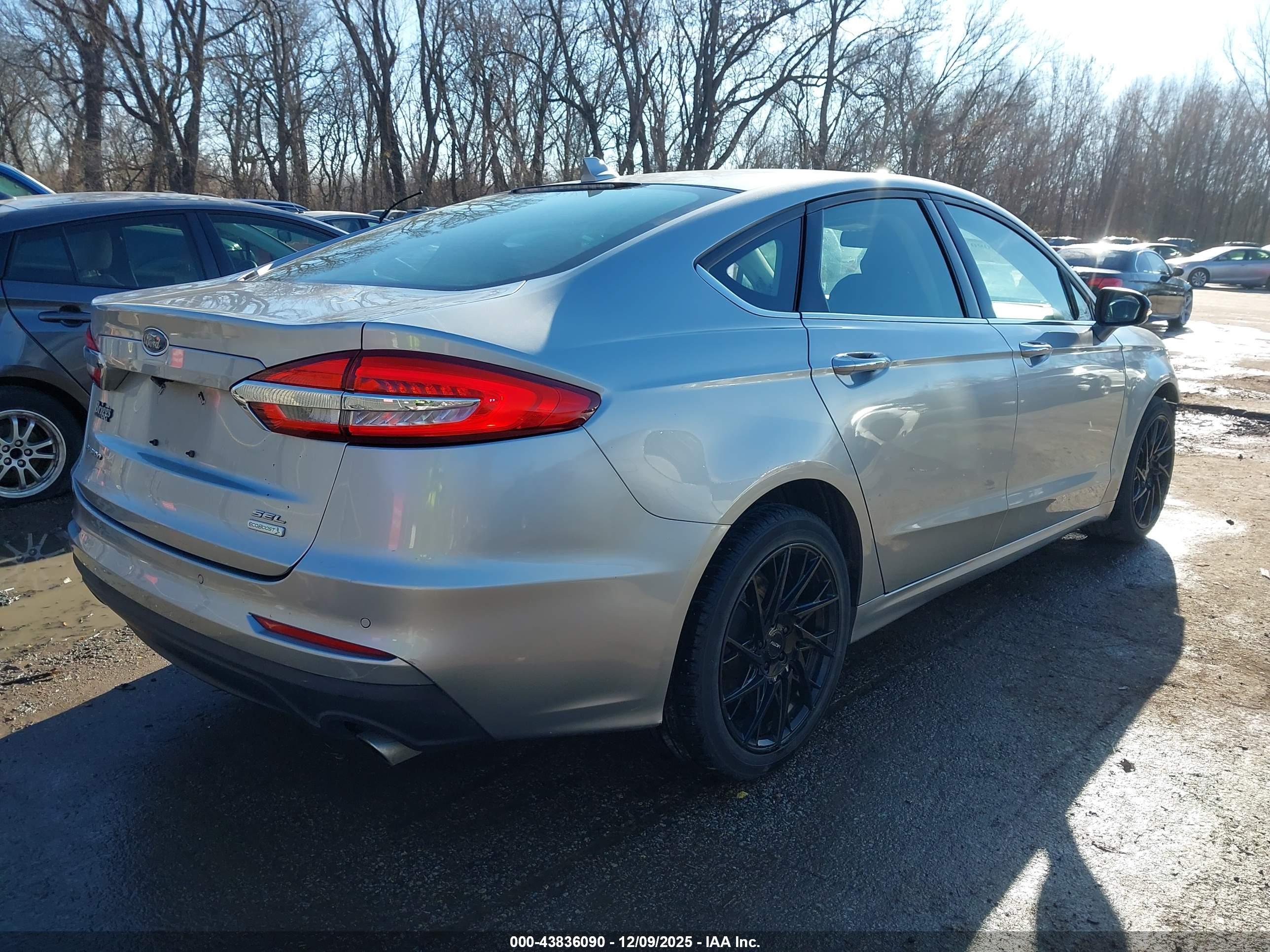 FORD FUSION image 4