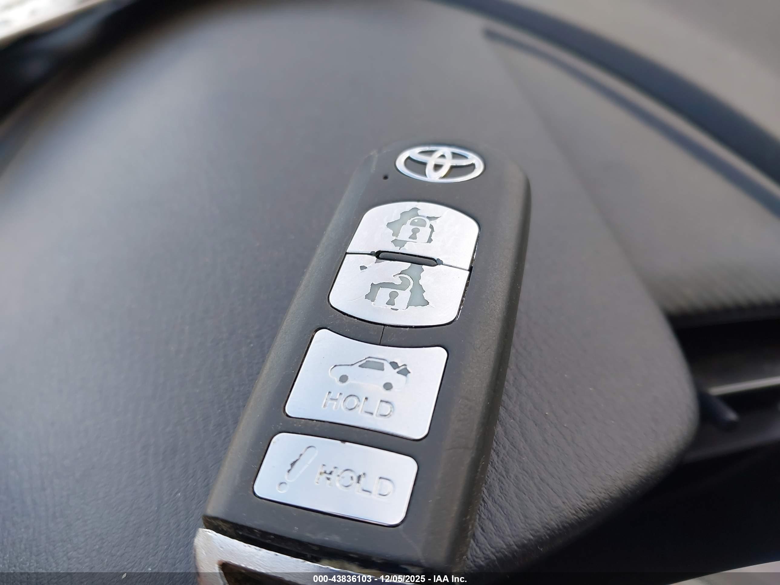 TOYOTA YARIS image 11