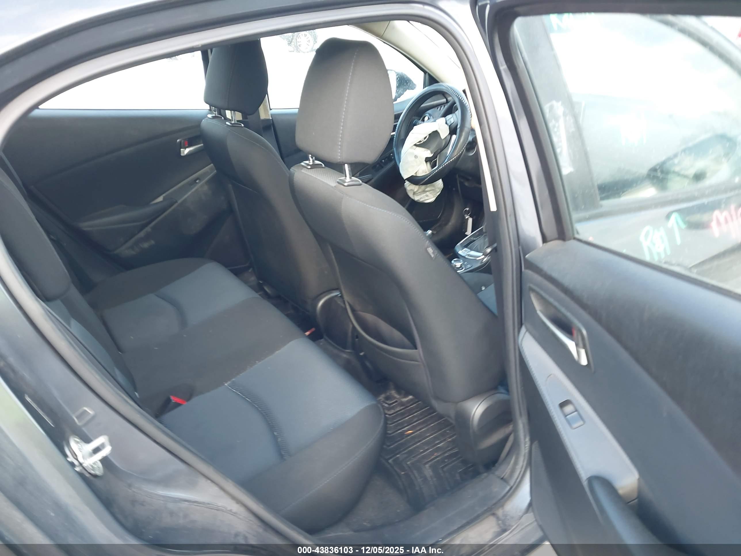 TOYOTA YARIS image 8