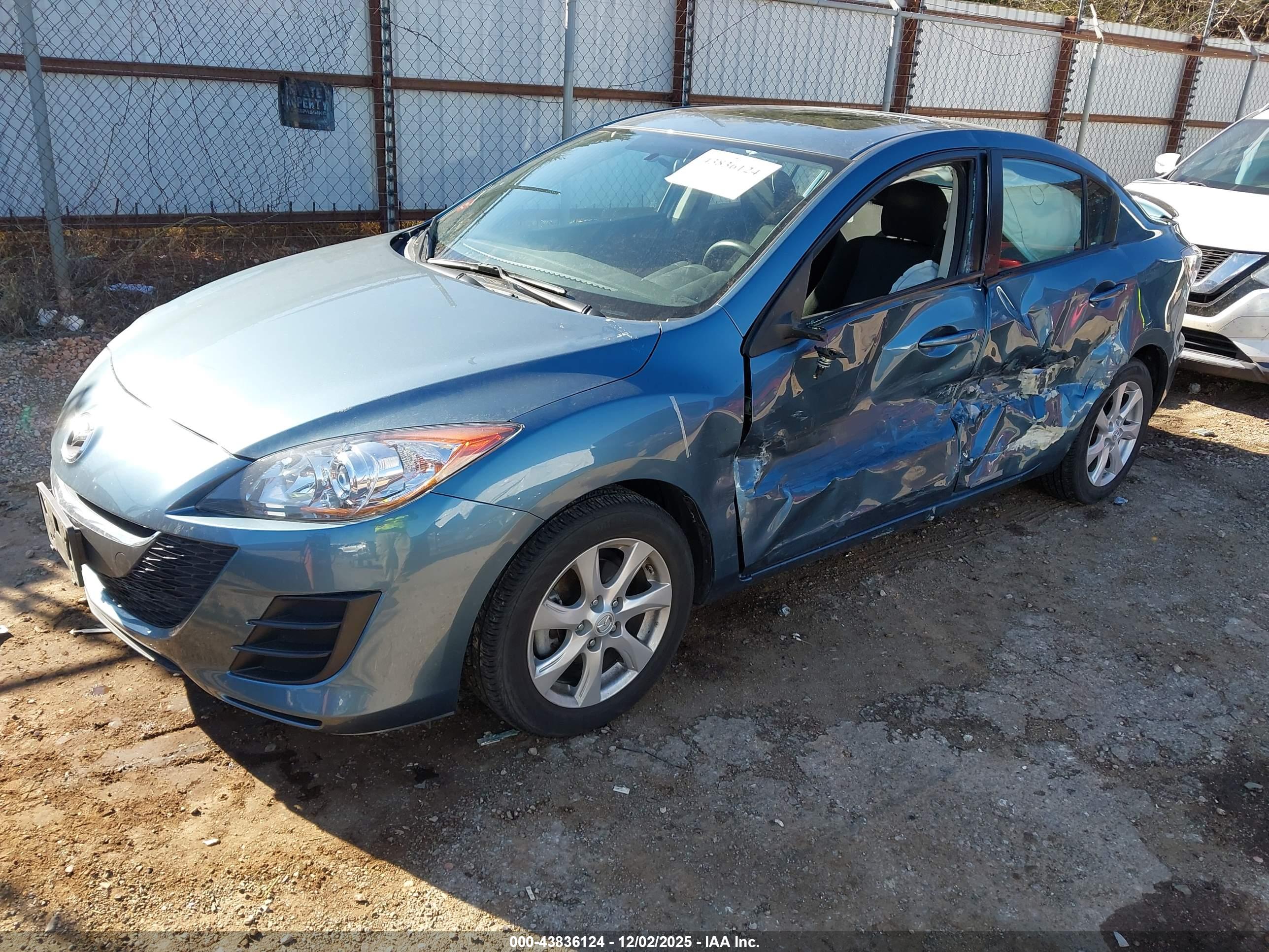 MAZDA MAZDA3 image 2