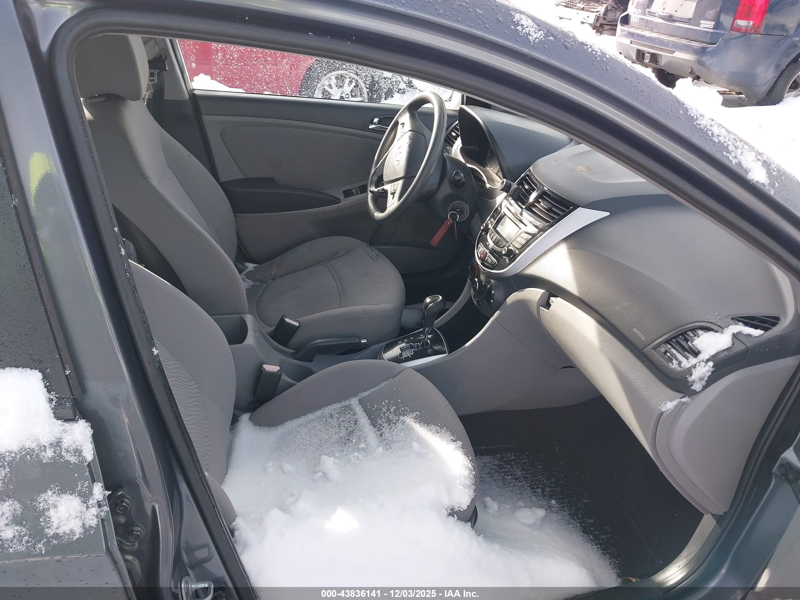 HYUNDAI ACCENT image 5