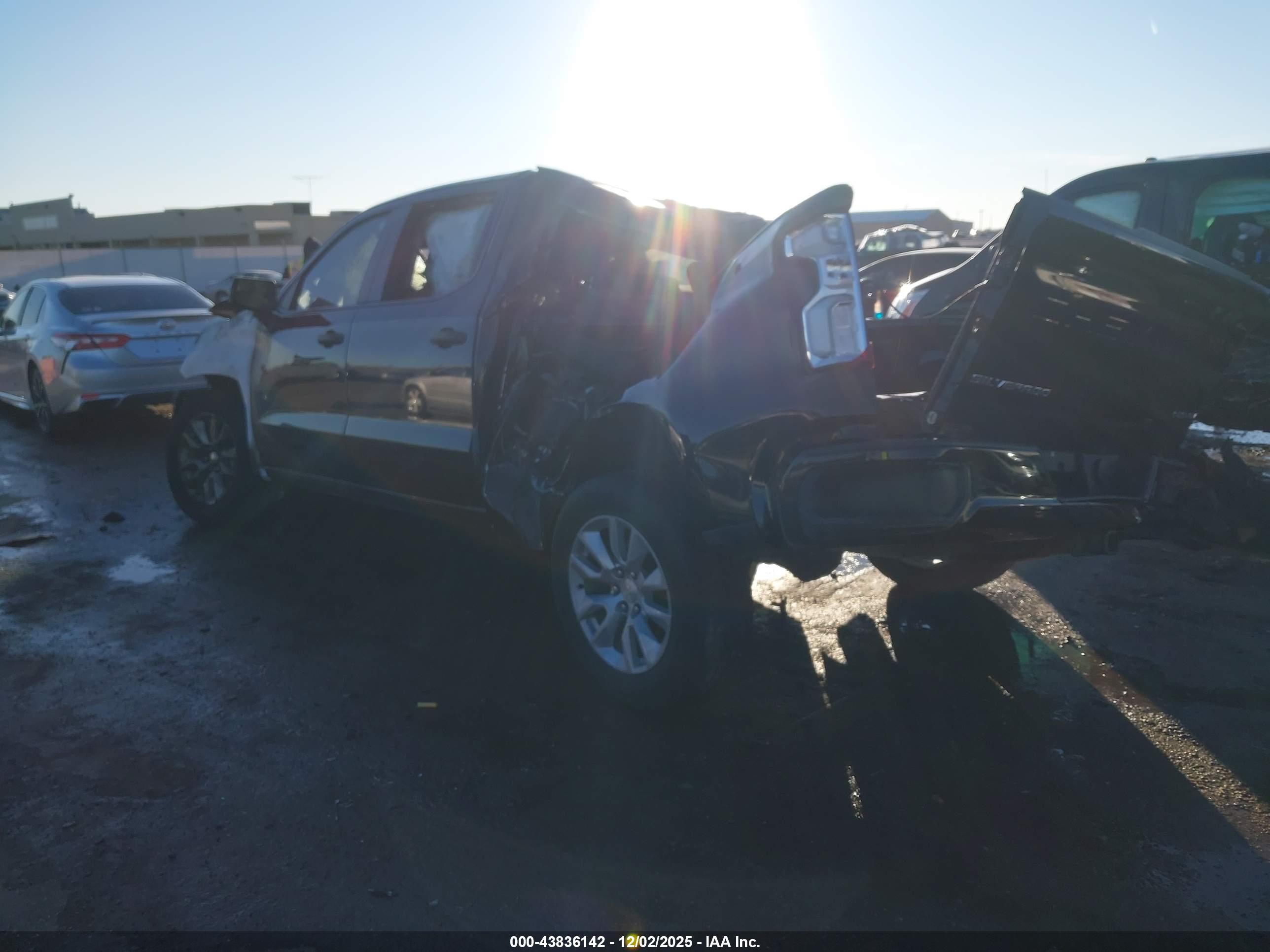 CHEVROLET SILVERADO image 3