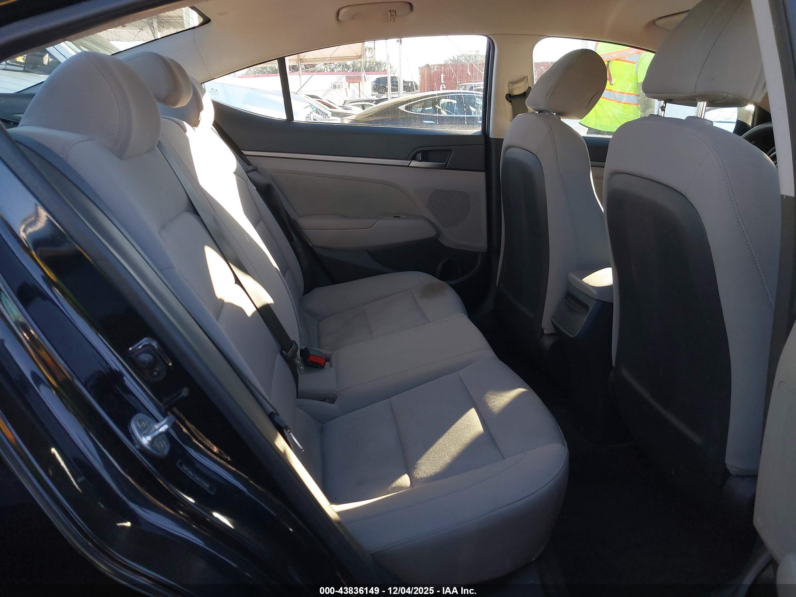 HYUNDAI ELANTRA image 8