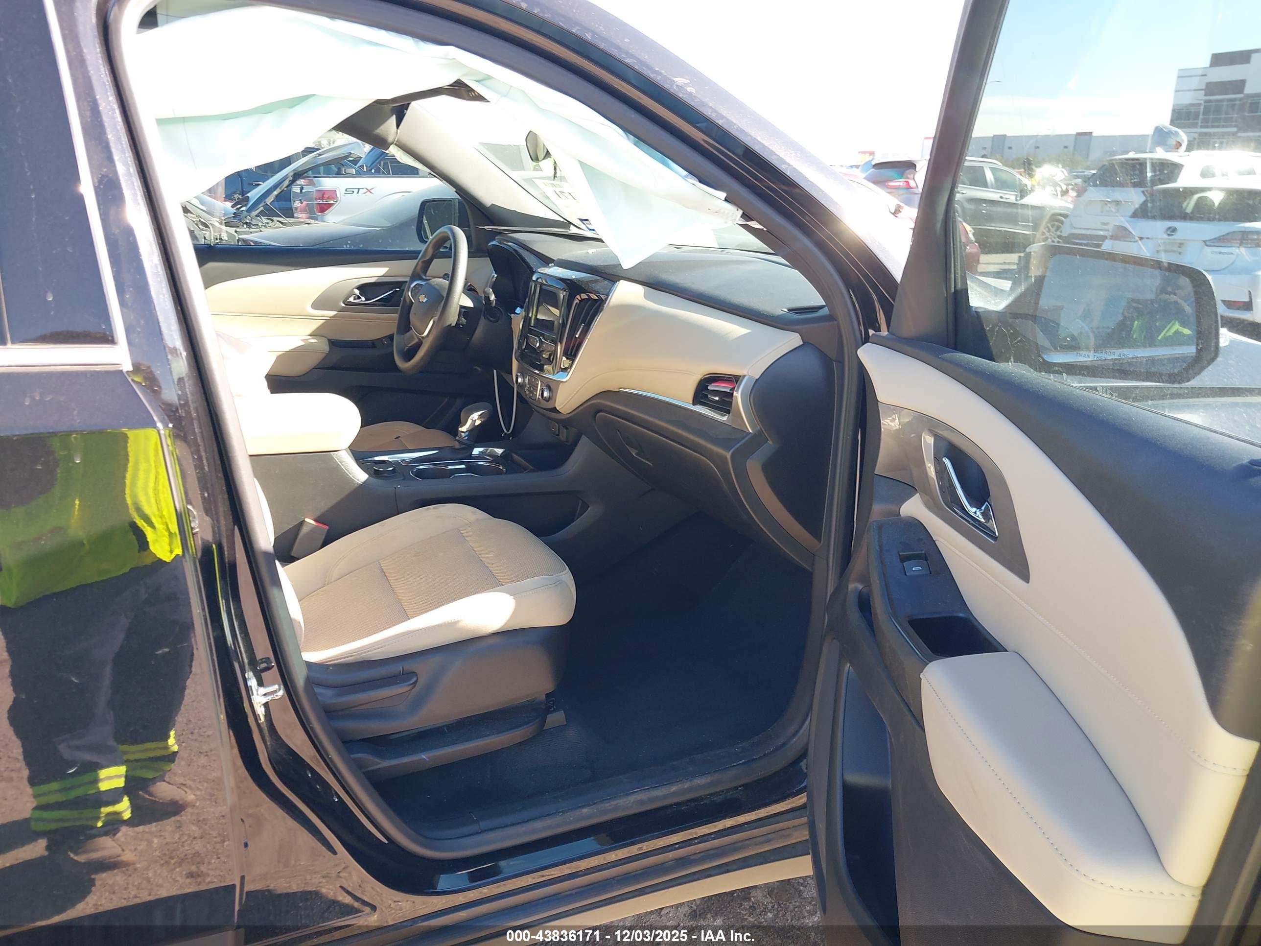 CHEVROLET TRAVERSE image 5