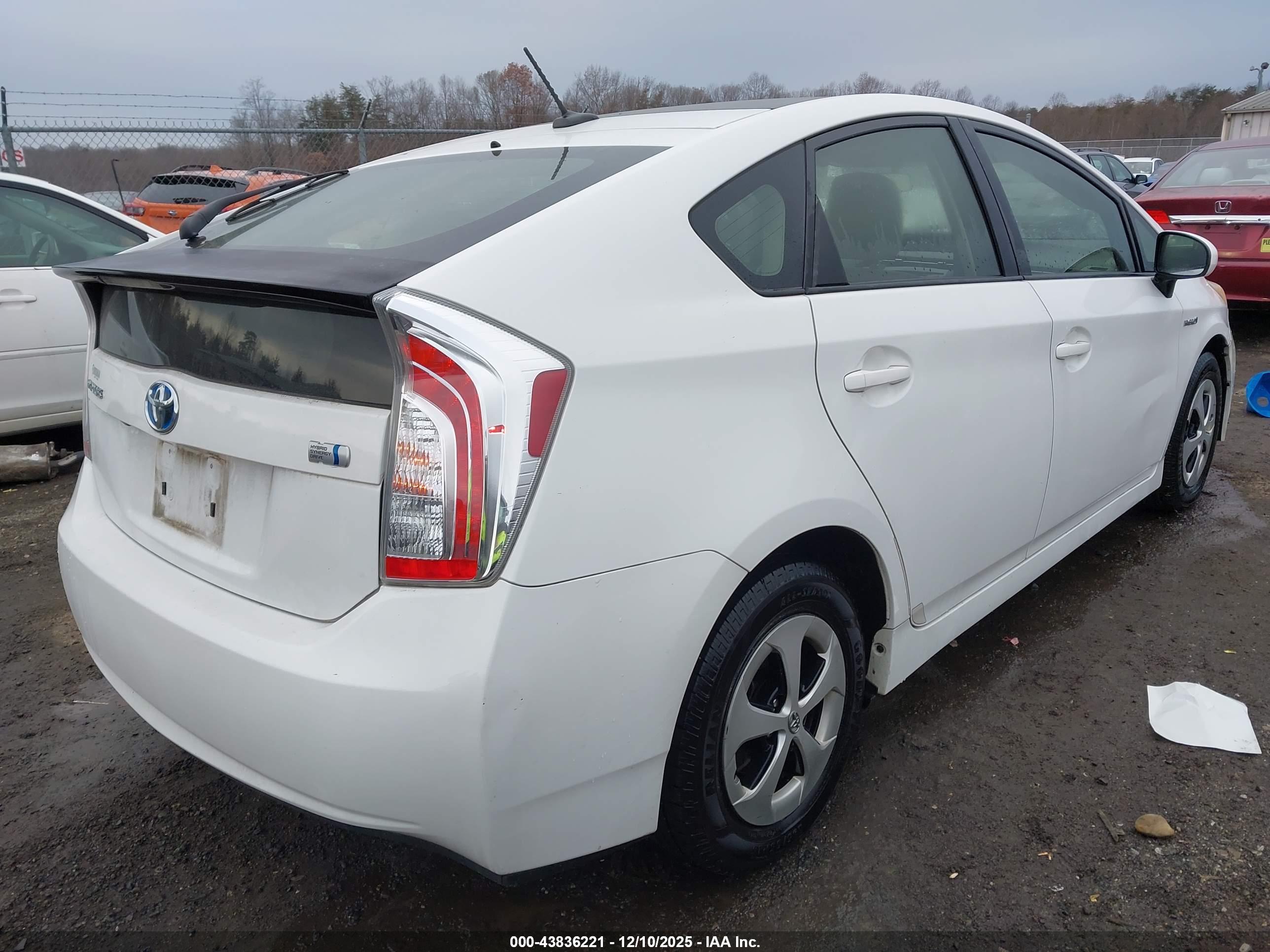 TOYOTA PRIUS image 4