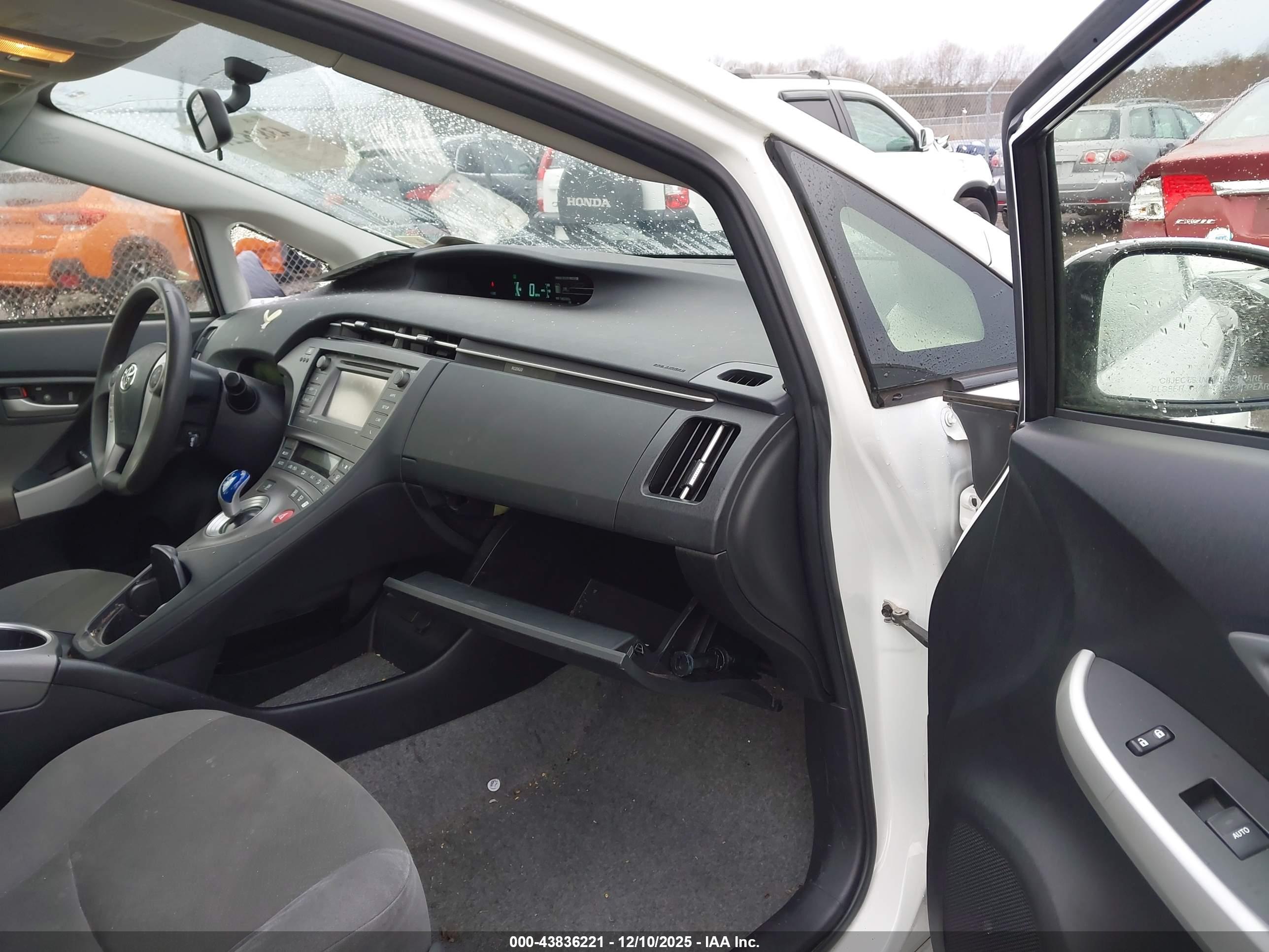 TOYOTA PRIUS image 5