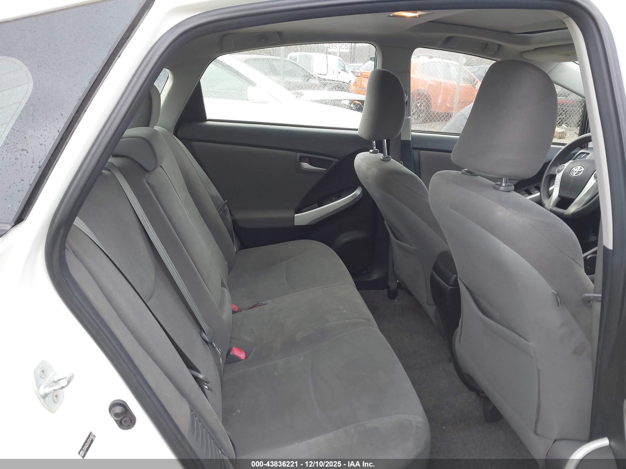 TOYOTA PRIUS image 8