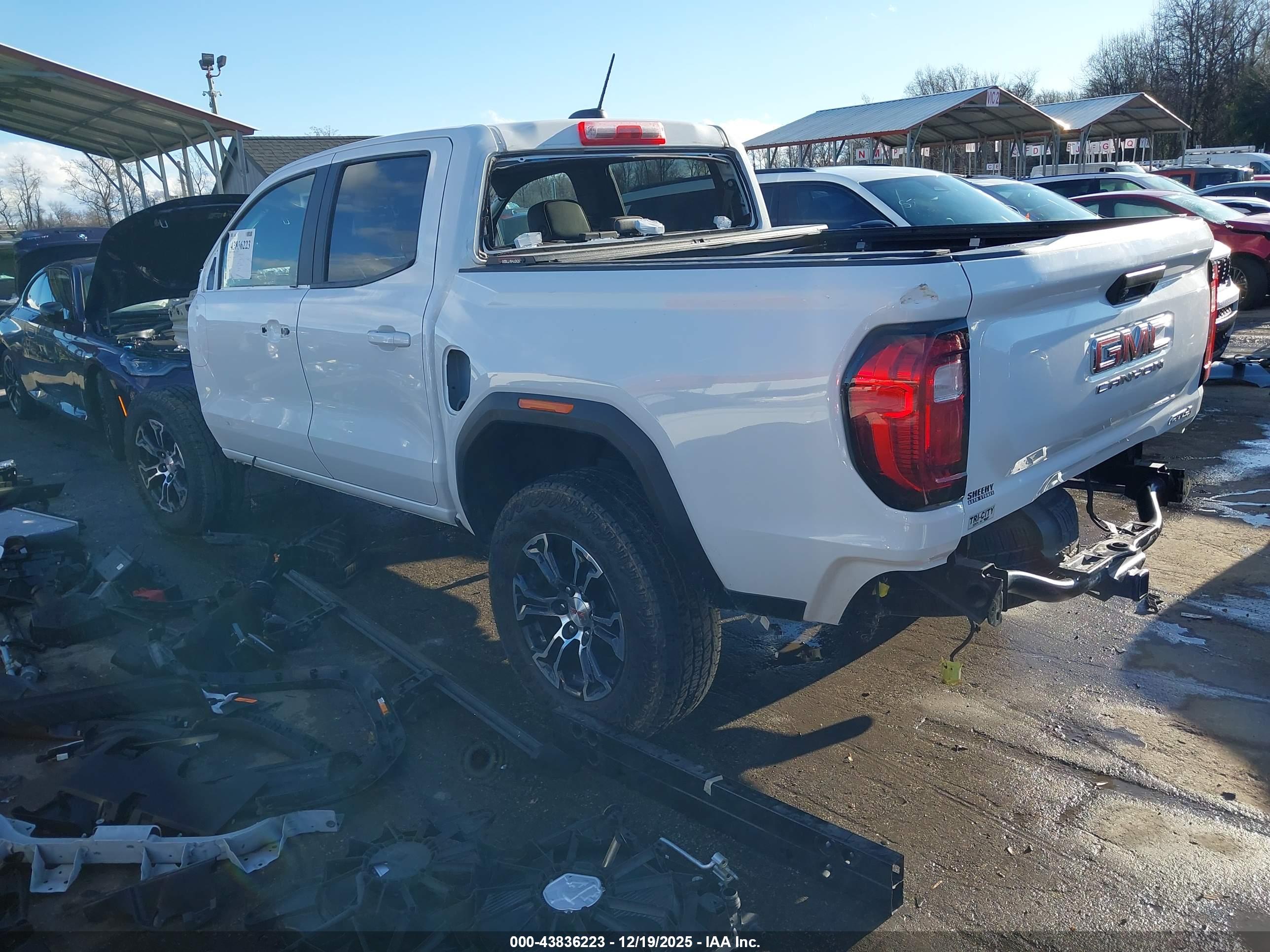 GMC CANYON image 3