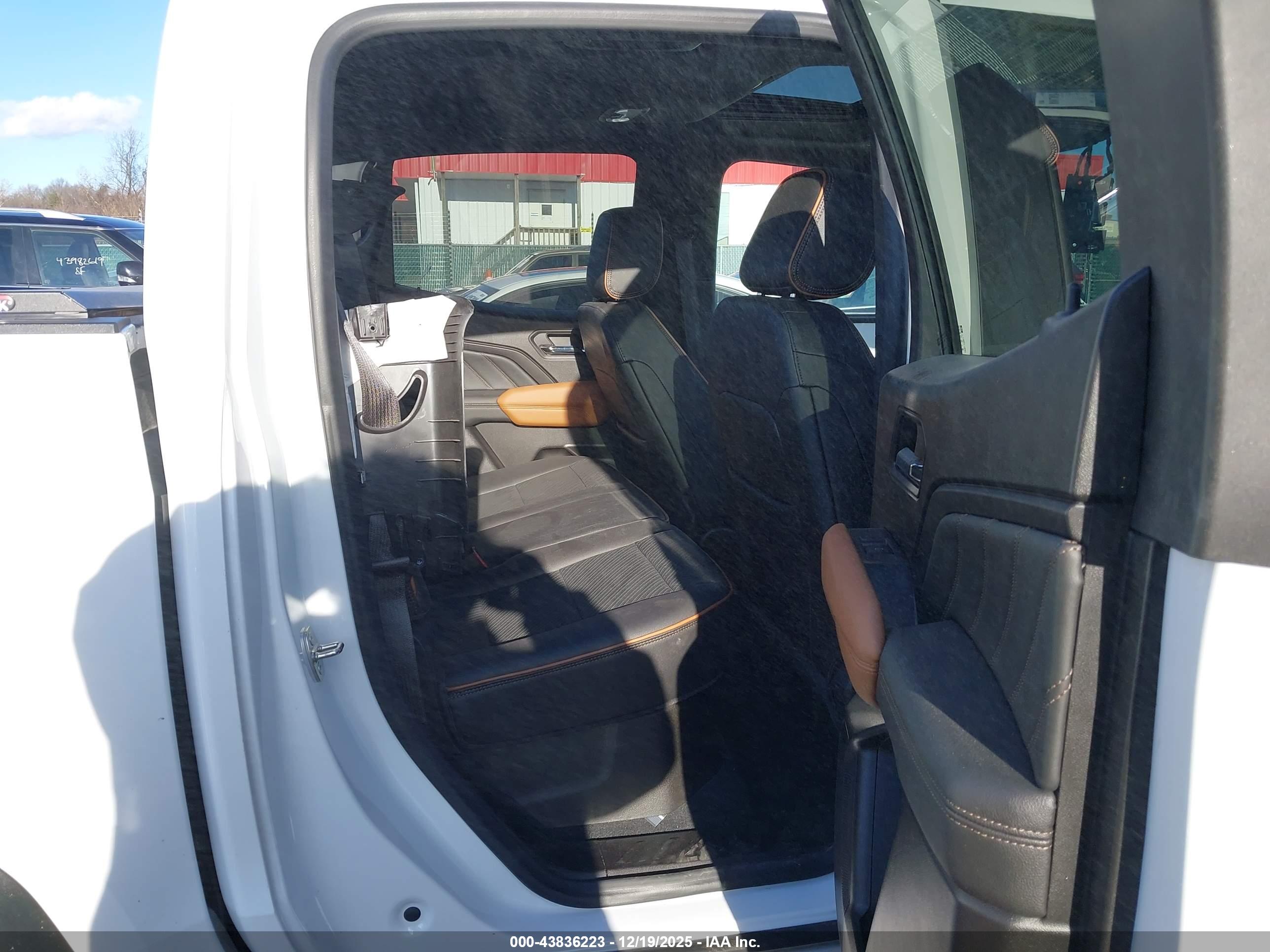 GMC CANYON image 8