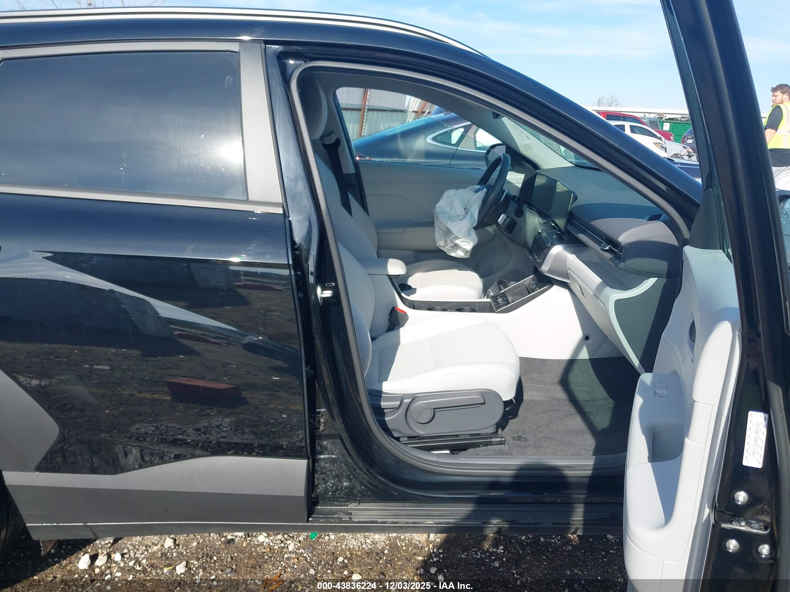 HYUNDAI KONA image 5
