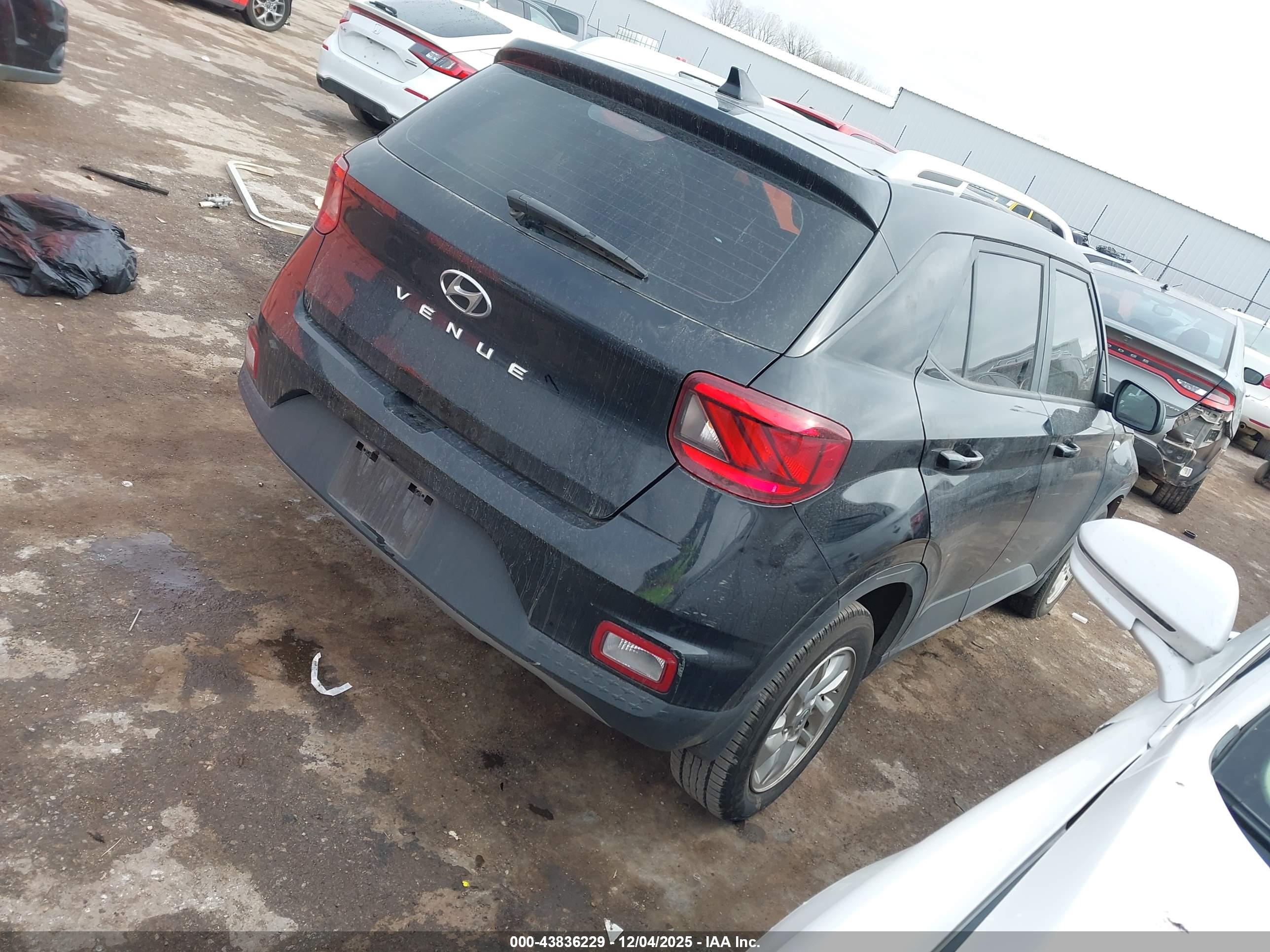 HYUNDAI VENUE image 4