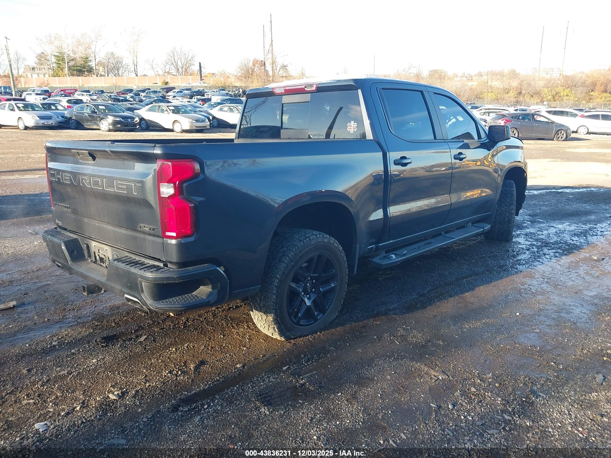 CHEVROLET SILVERADO image 4
