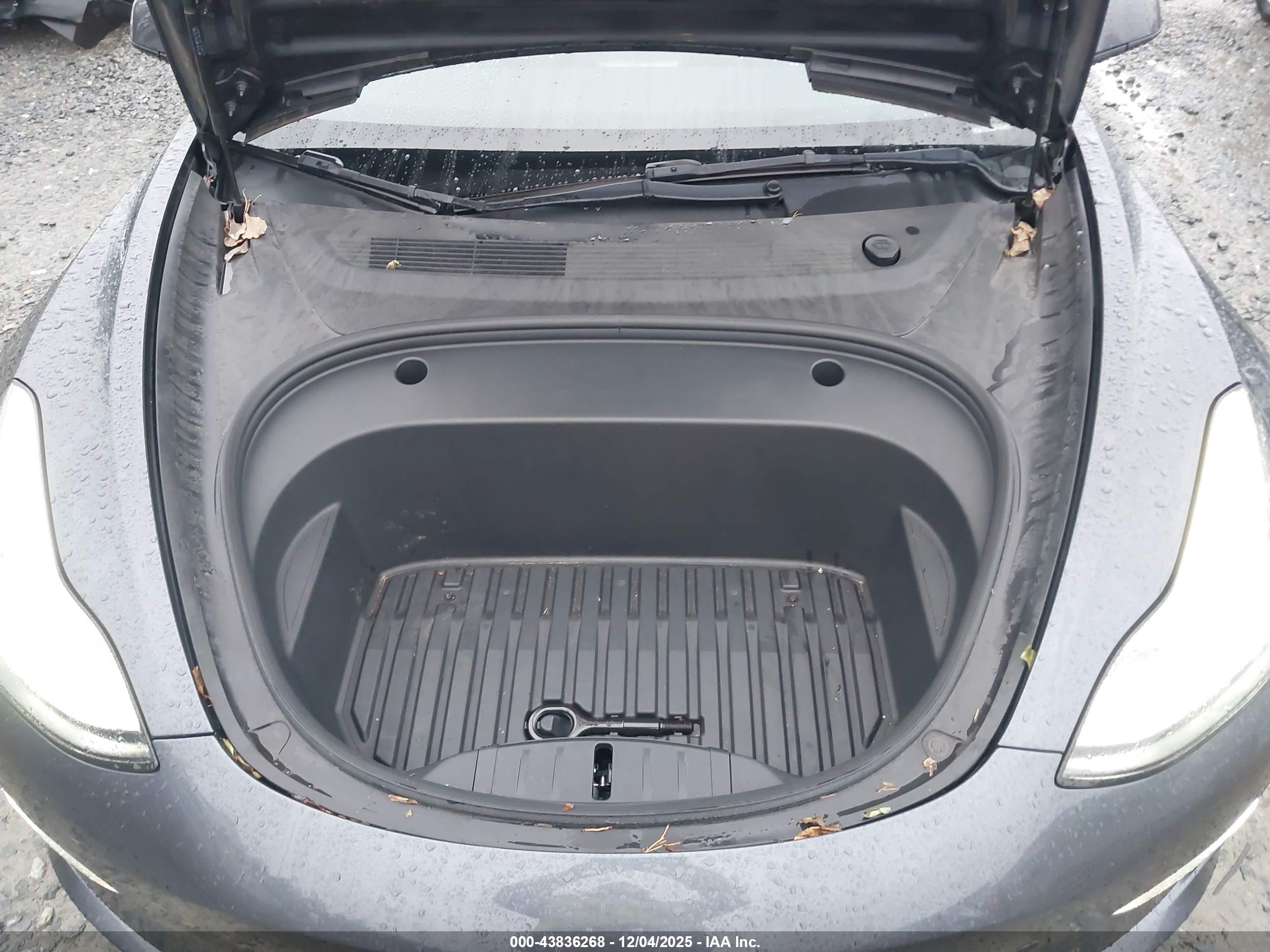 TESLA MODEL image 10