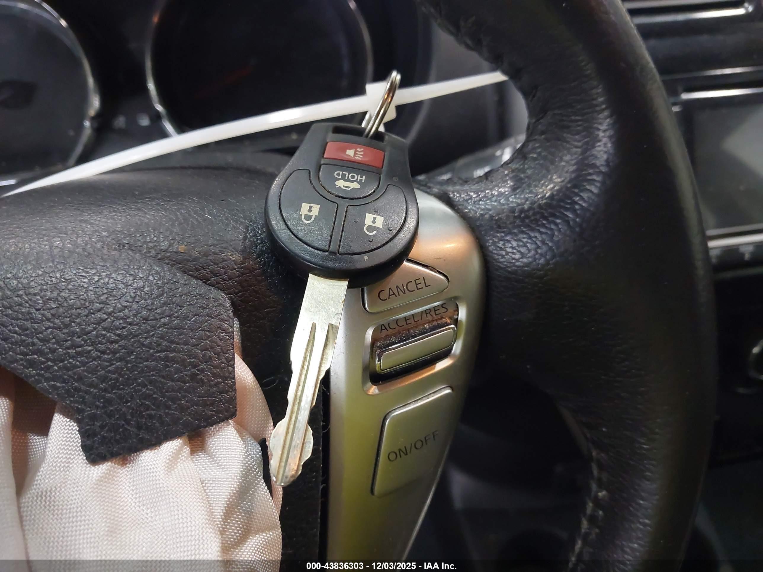 NISSAN VERSA image 11